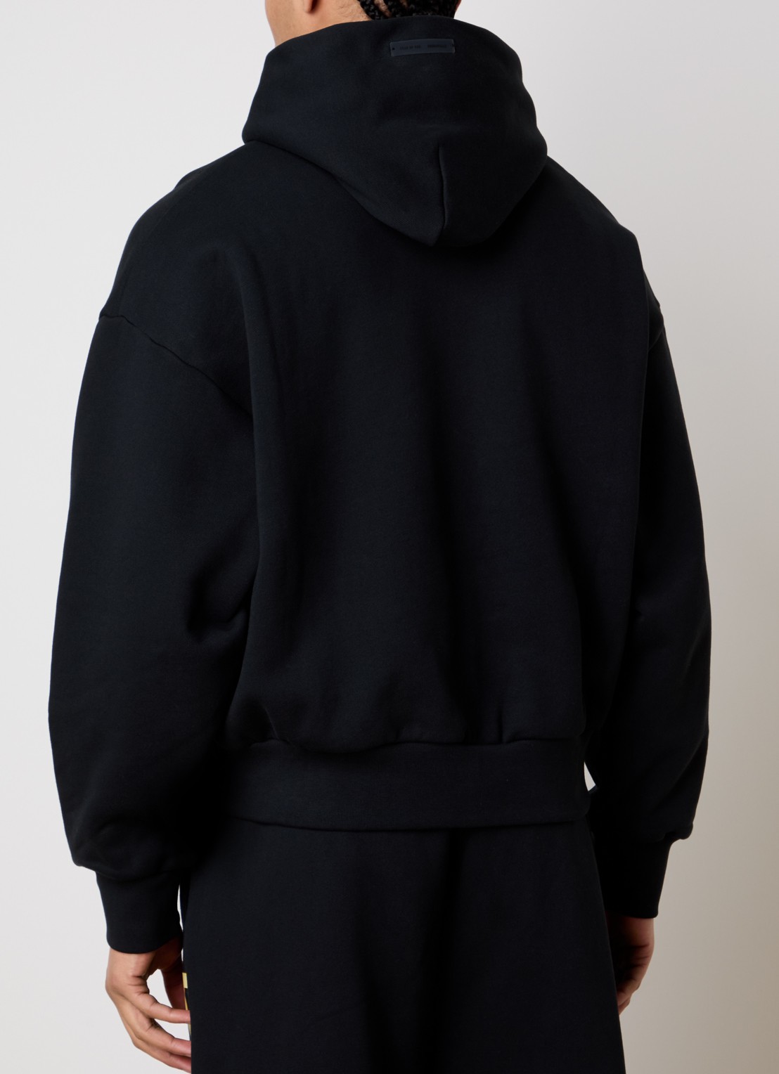 Fear of God Essentials Hoodie met flockprint - achterkant zwart