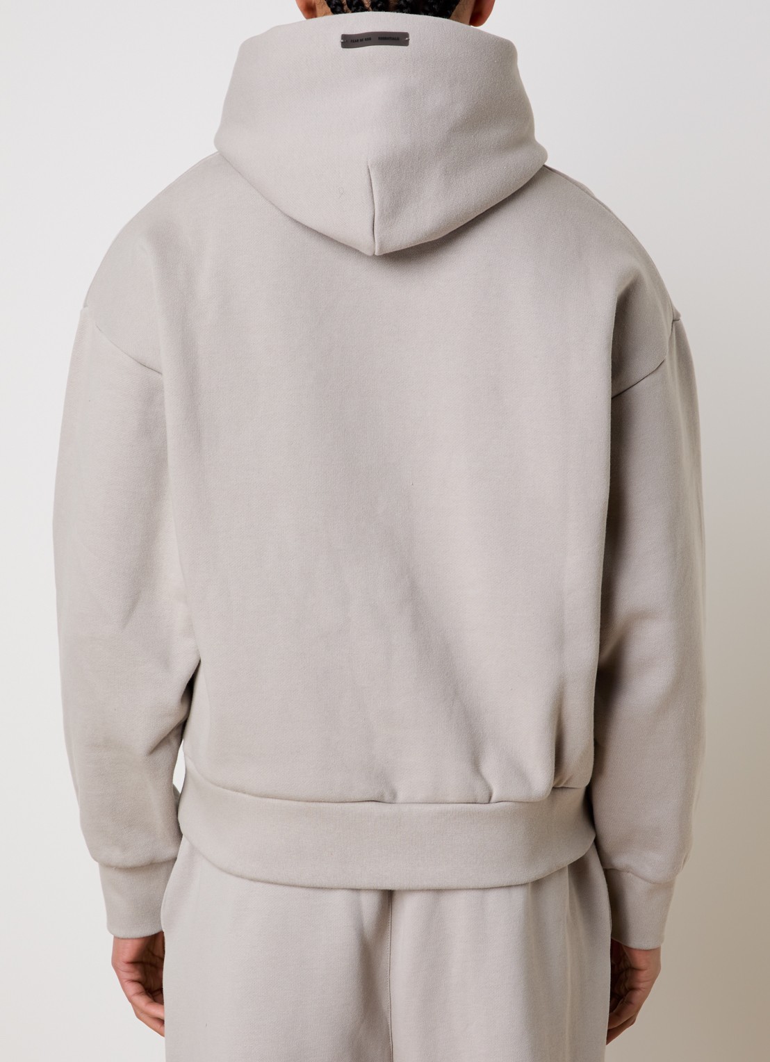 Fear of God Essentials Hoodie met flockprint - achterkant grijs