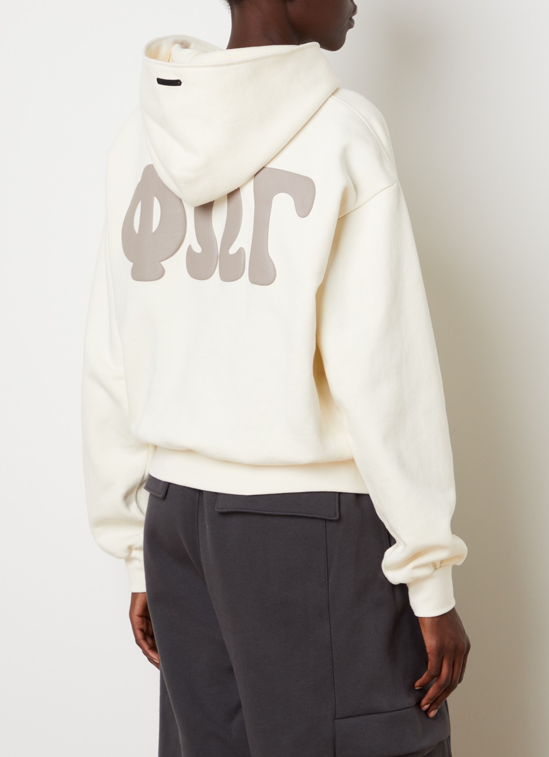 Fear of God Essentials Hoodie met front- en backprint - detail 4 creme