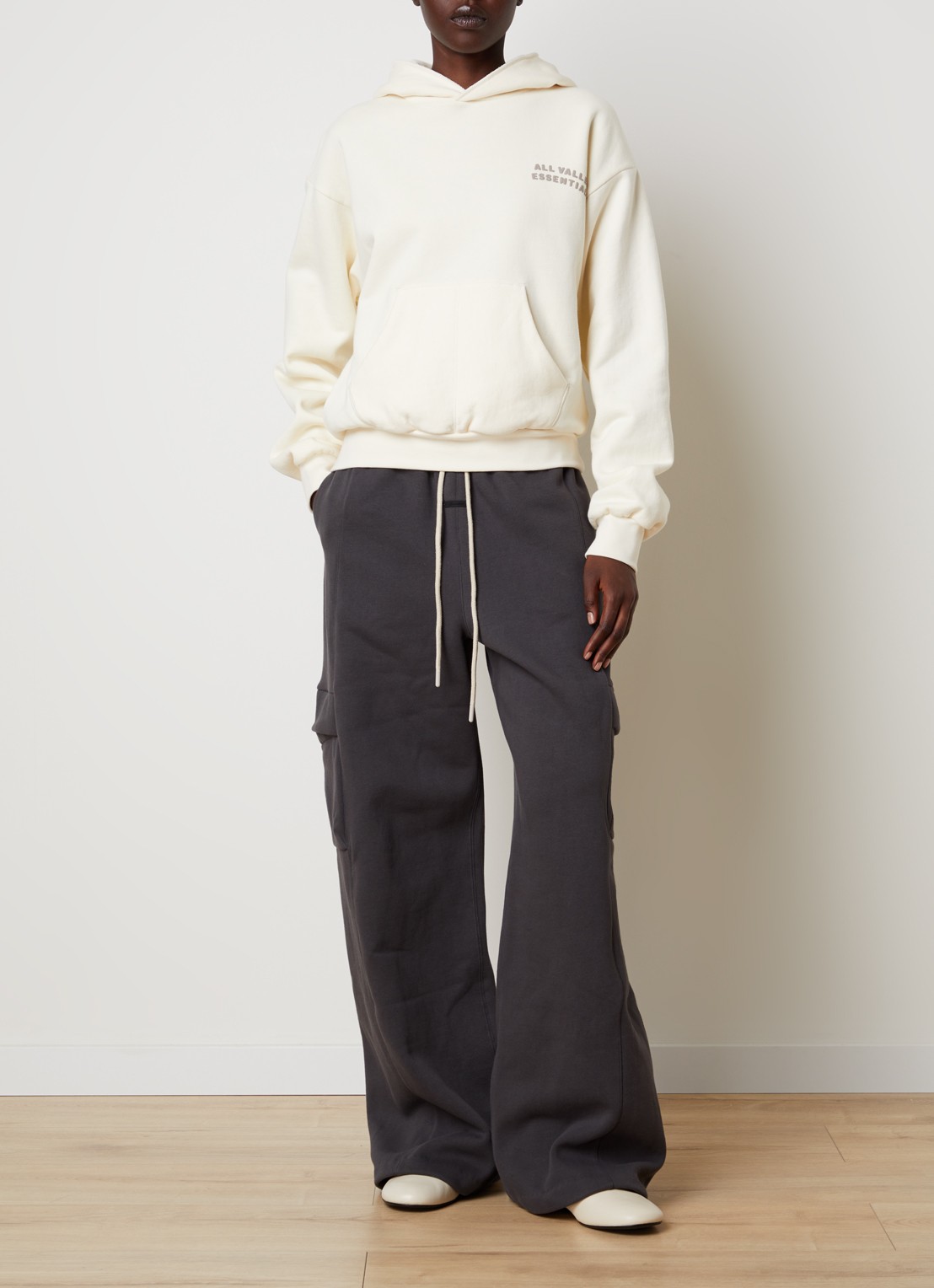 Fear of God Essentials Hoodie met front- en backprint - voorkant 3 creme