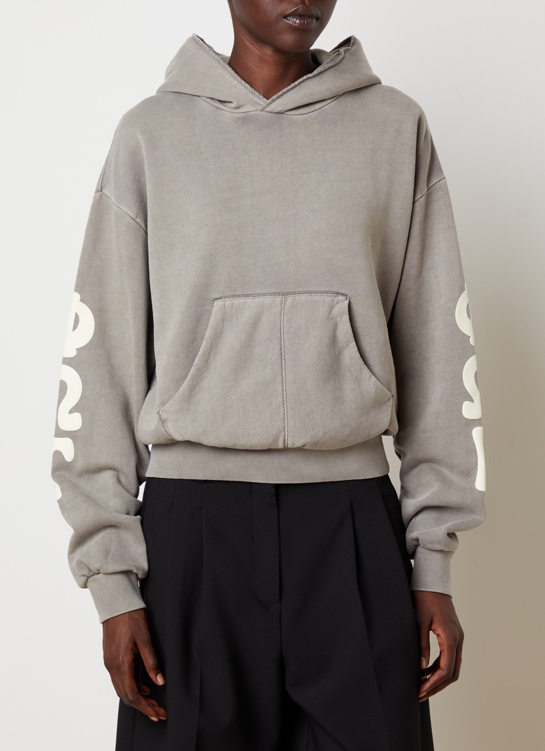 Fear of God Essentials Hoodie met front- en backprint - detail 2 lichtgrijs