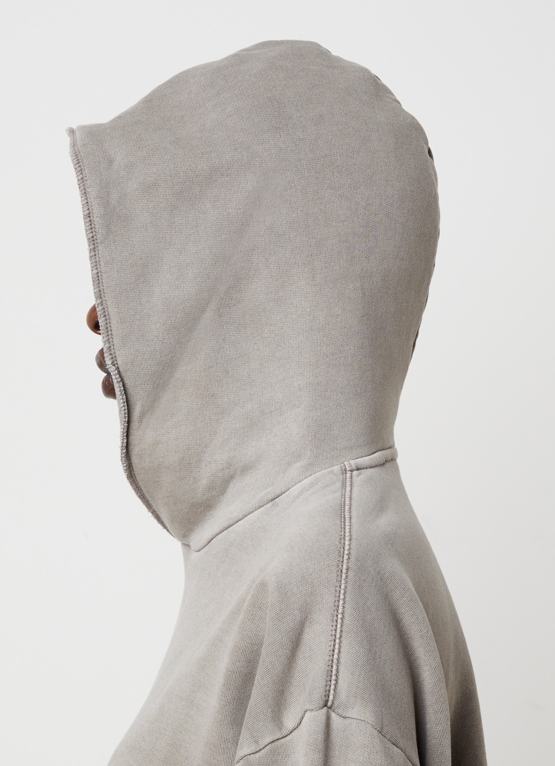 Fear of God Essentials Hoodie met front- en backprint - detail 3 lichtgrijs