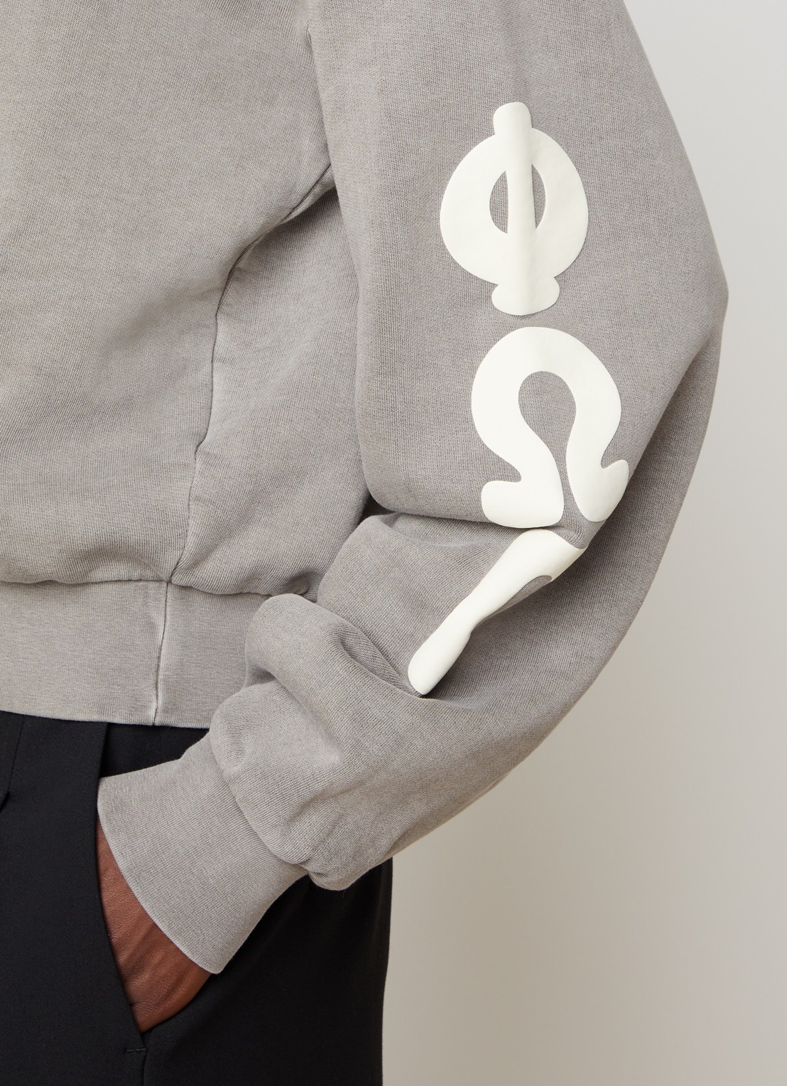 Fear of God Essentials Hoodie met front- en backprint - detail 4 lichtgrijs