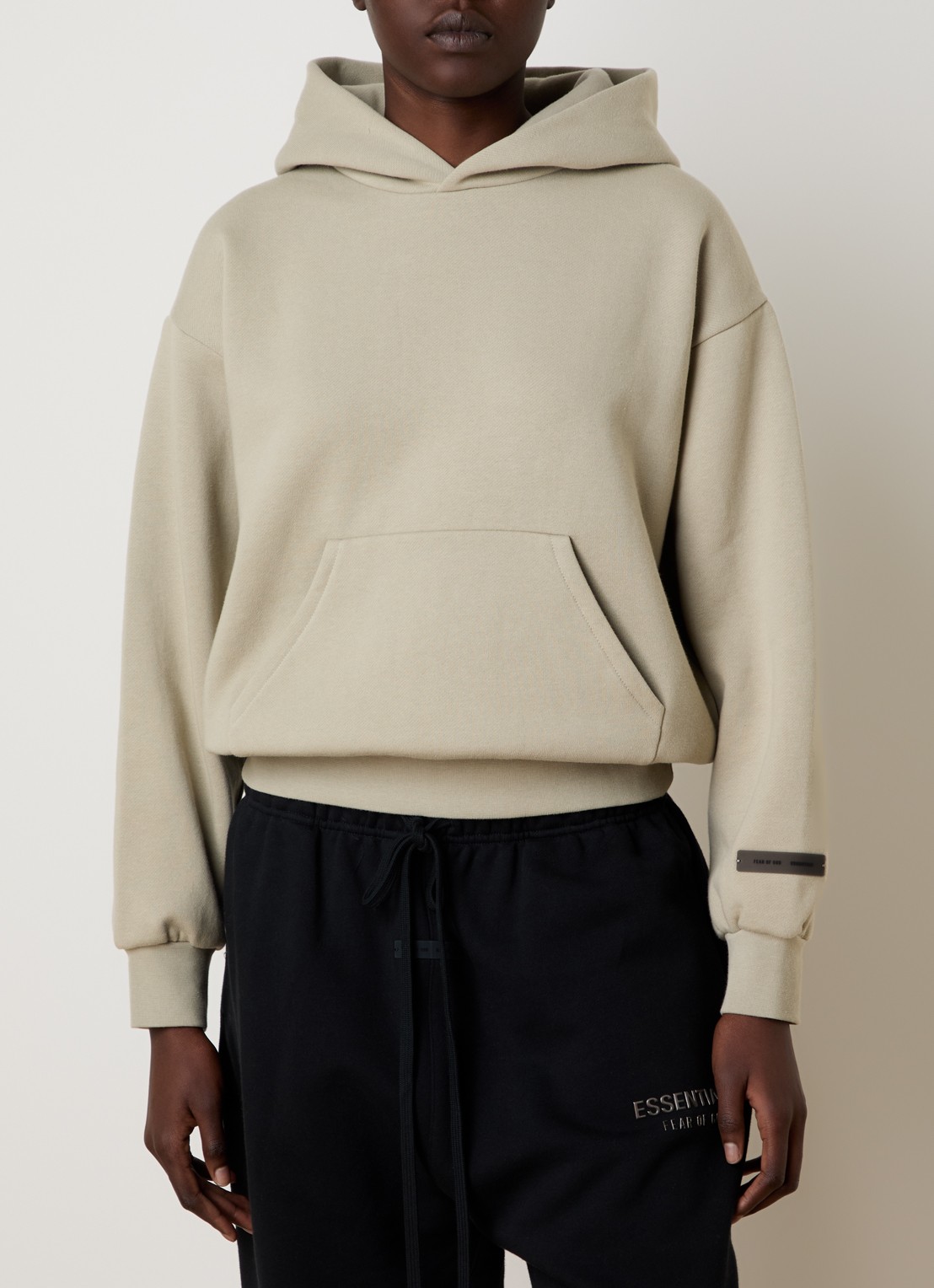 Fear of God Essentials Hoodie met gemêleerd dessin - achterkant zand