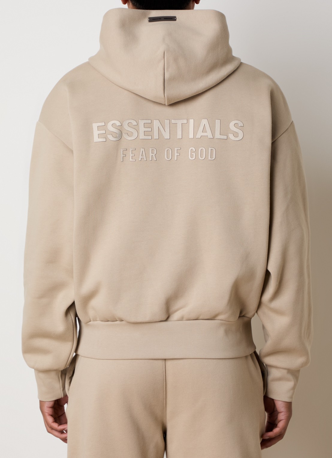 Fear of God Essentials Hoodie met logo- en backprint - achterkant beige