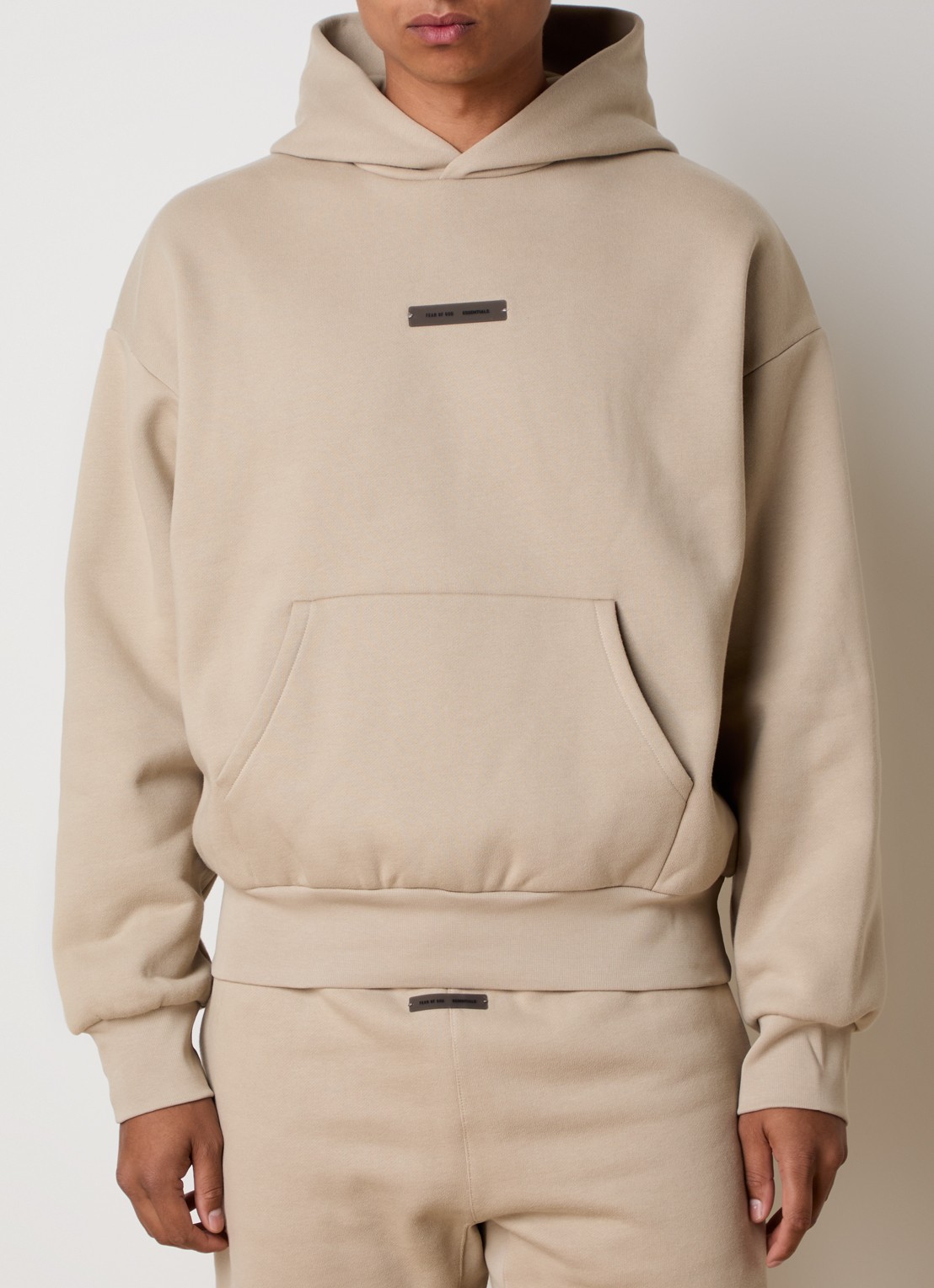 Fear of God Essentials Hoodie met logo- en backprint - detail 2 beige