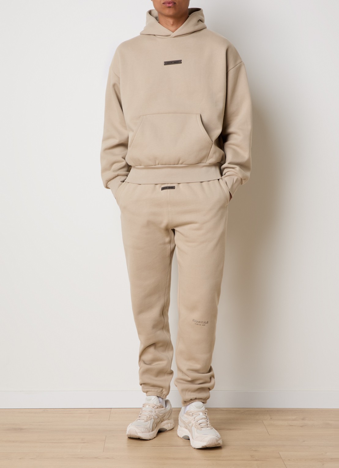 Fear of God Essentials Hoodie met logo- en backprint - voorkant 6 beige