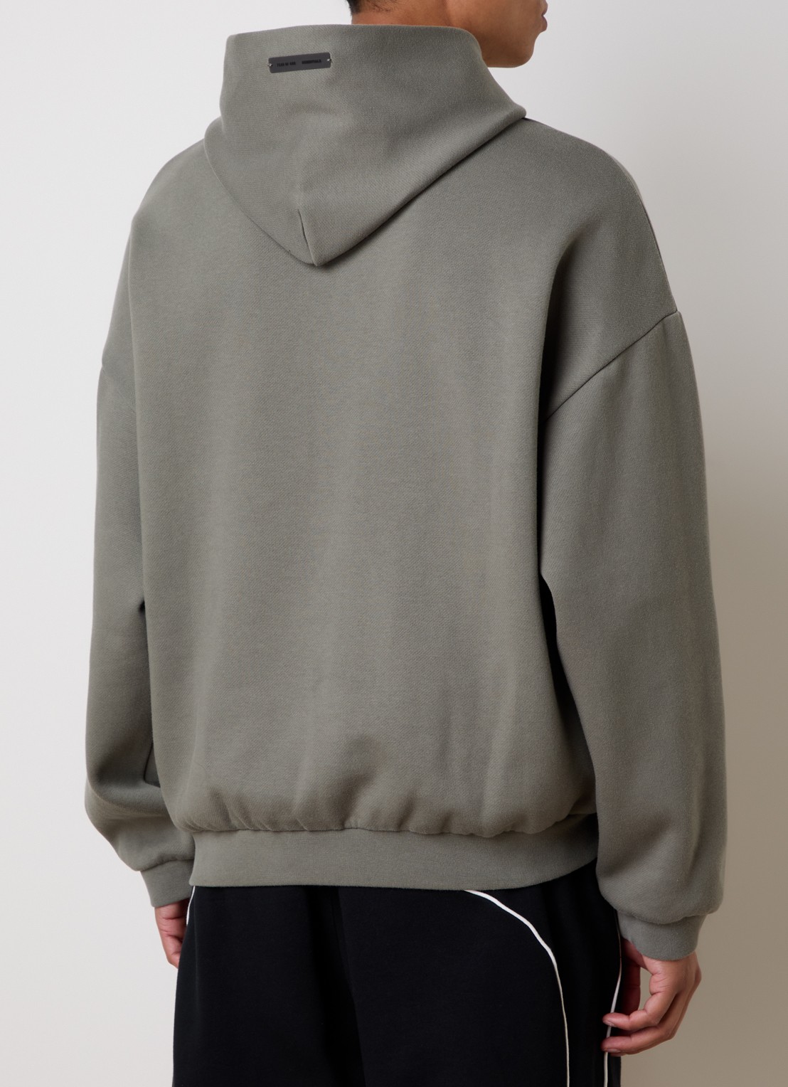 Fear of God Essentials Hoodie met logoborduring - achterkant olijfgroen