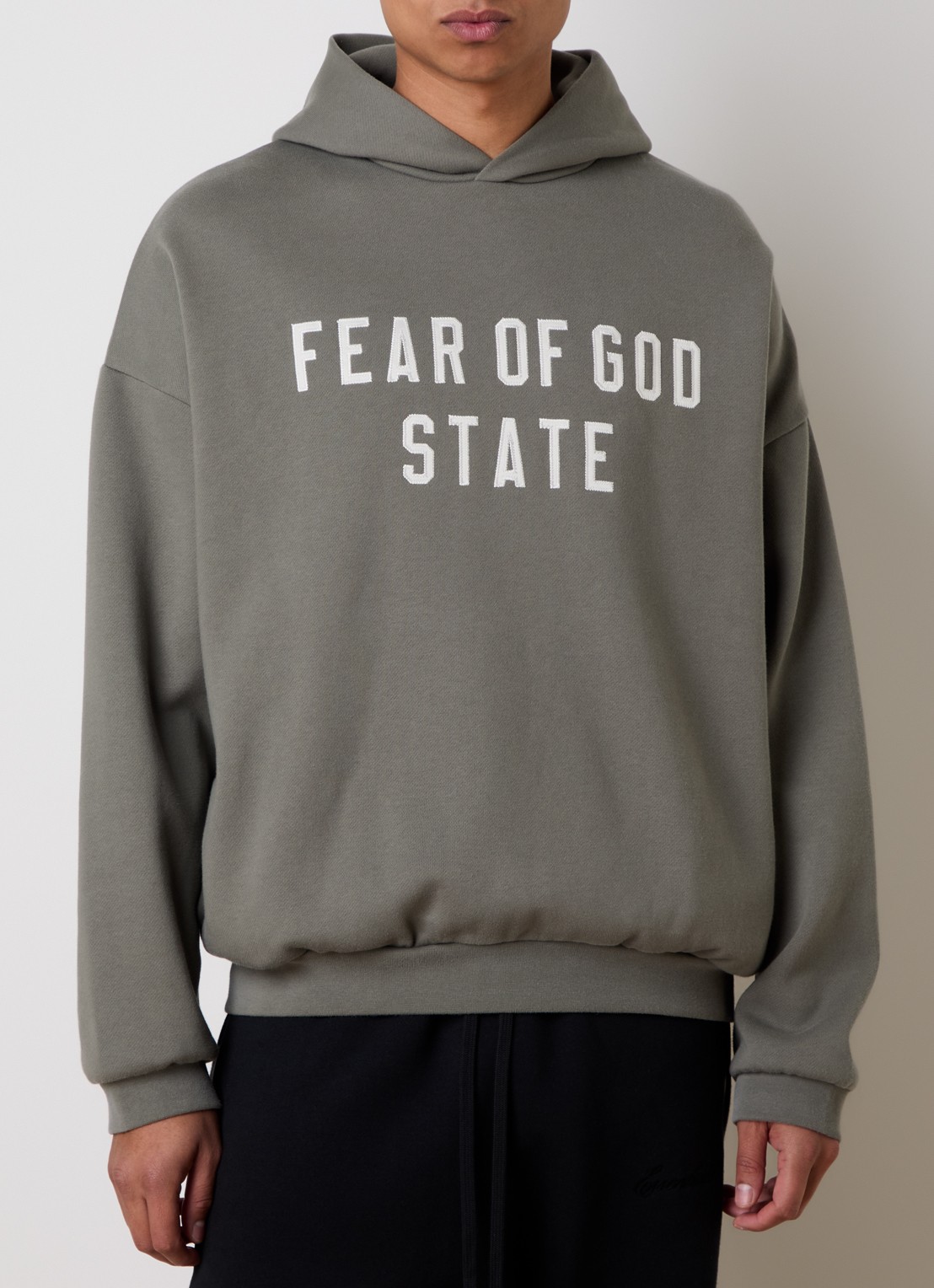 Fear of God Essentials Hoodie met logoborduring - detail 2 olijfgroen