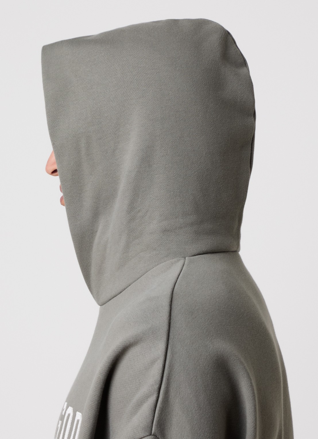 Fear of God Essentials Hoodie met logoborduring - detail 3 olijfgroen