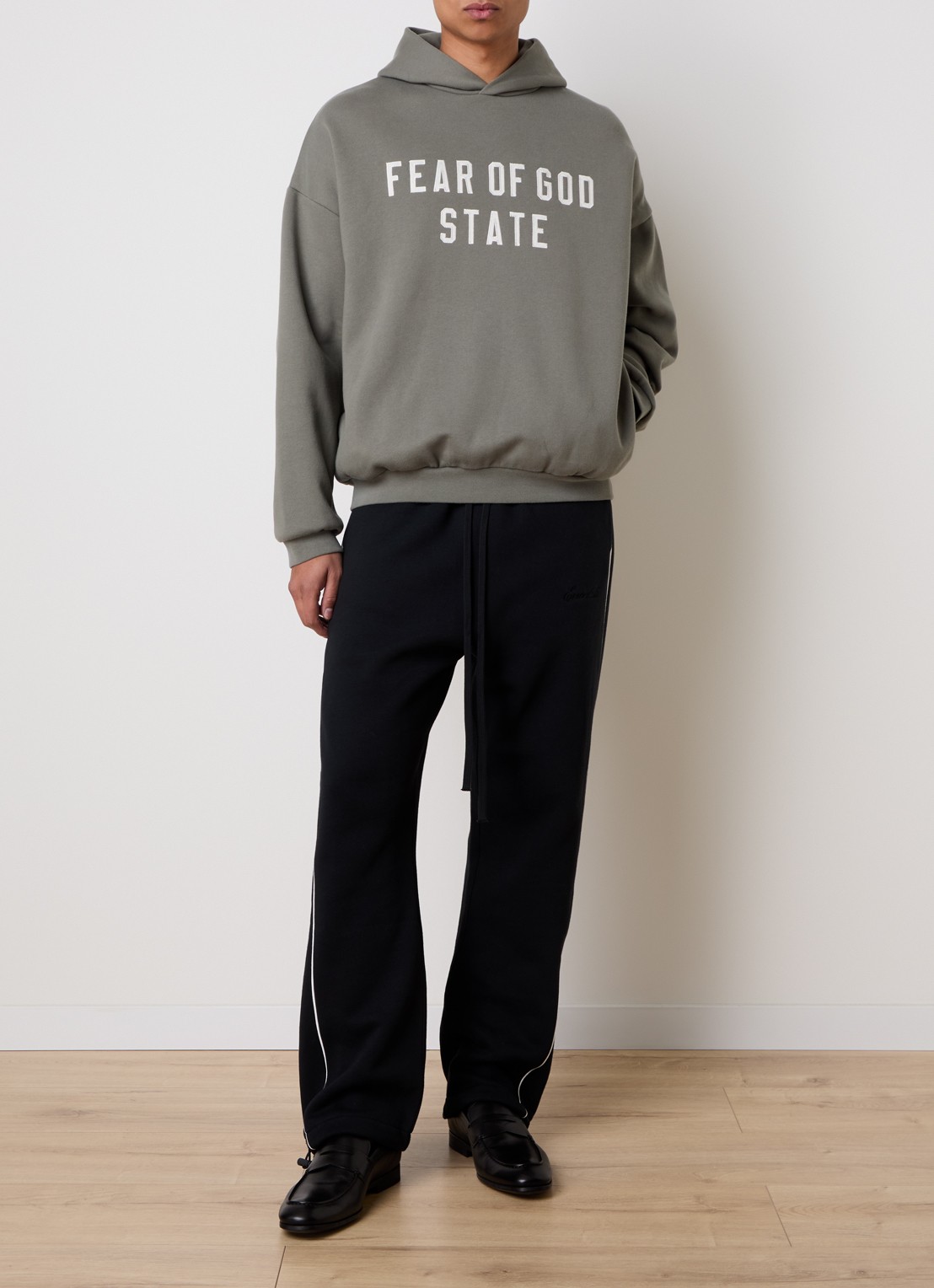 Fear of God Essentials Hoodie met logoborduring - voorkant 6 olijfgroen