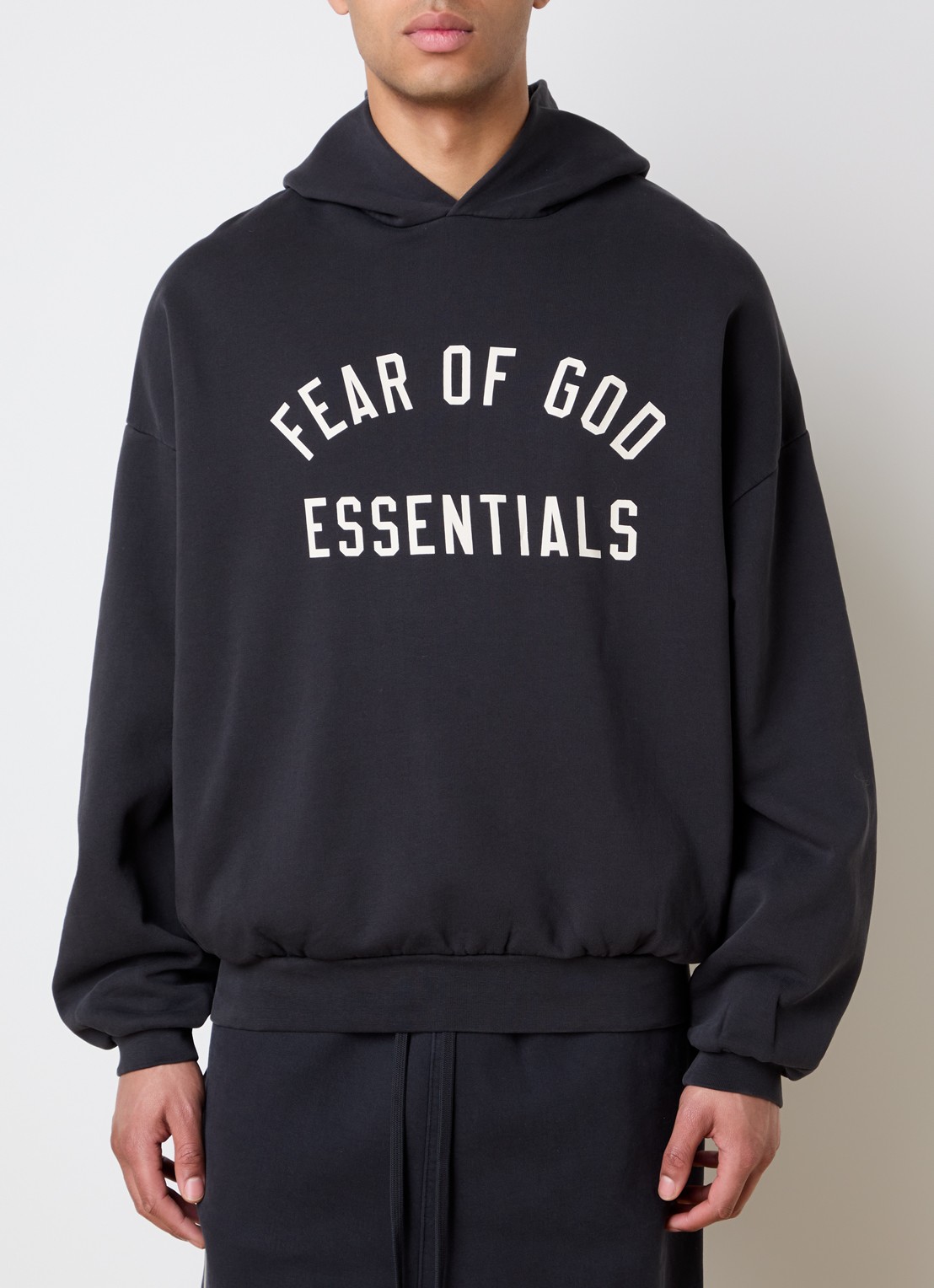 Fear of God Essentials Hoodie met logoborduring - detail antraciet