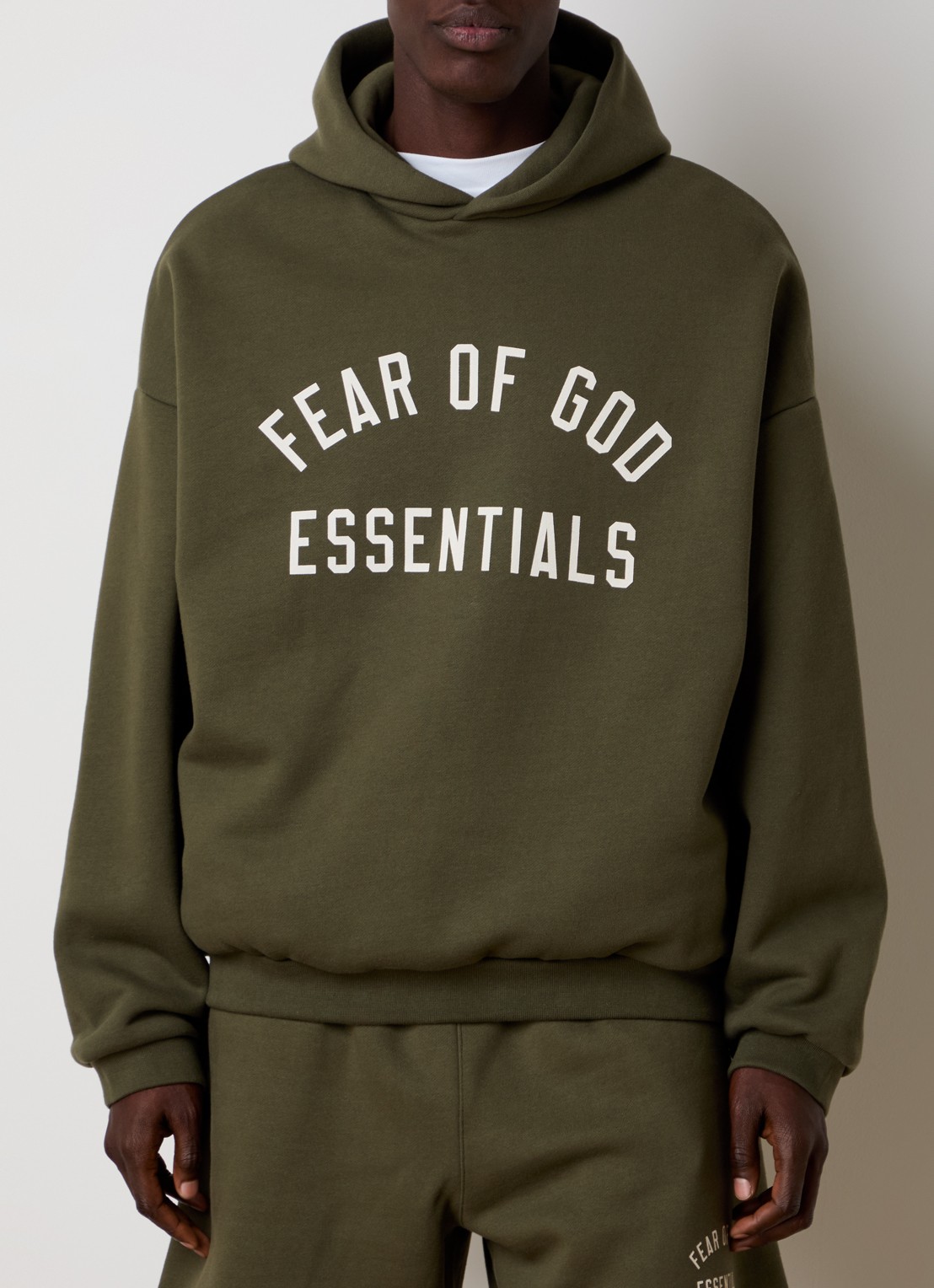Fear of God Essentials Hoodie met logoprint - detail bronsgroen