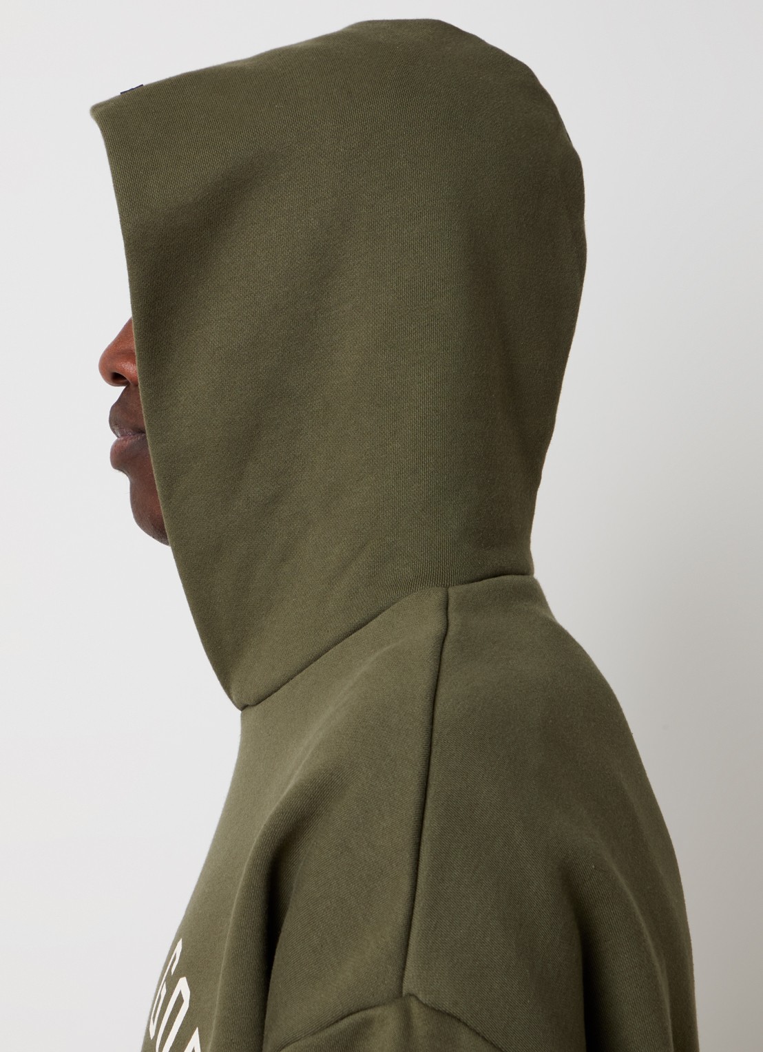Fear of God Essentials Hoodie met logoprint - detail 2 bronsgroen