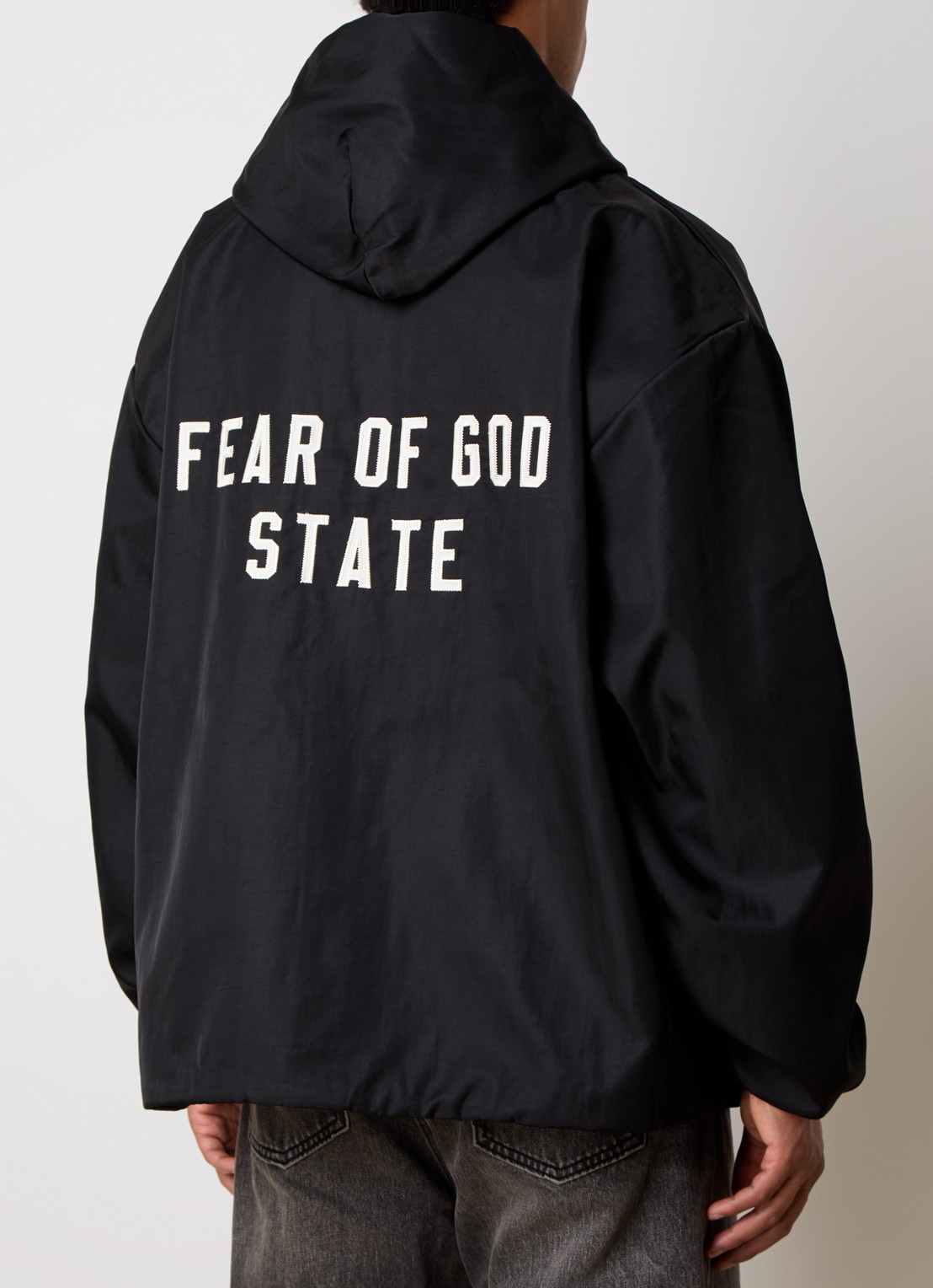 Fear of God Essentials Jack met backprint en capuchon - achterkant zwart