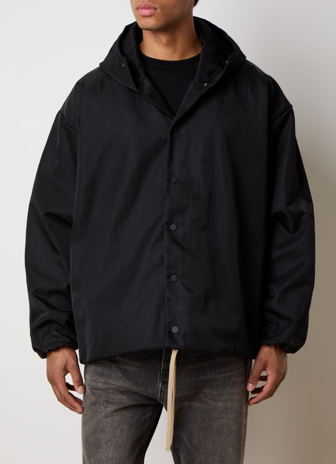 Fear of God Essentials Jack met backprint en capuchon - detail 2 zwart