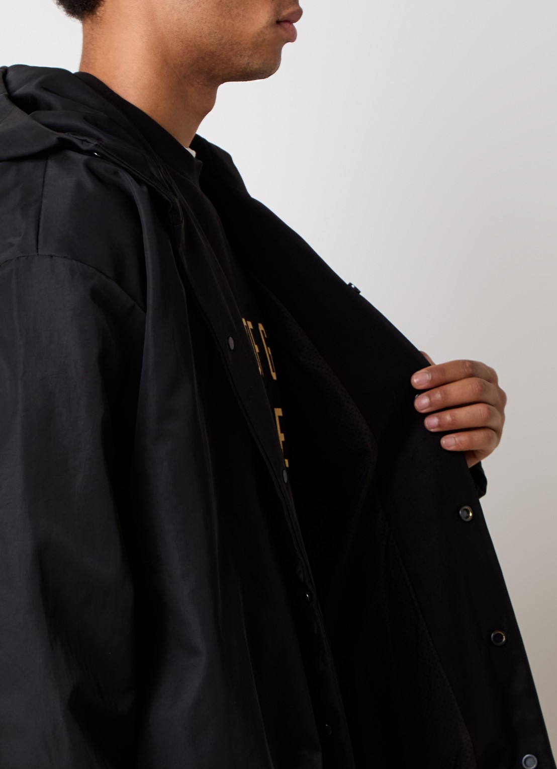 Fear of God Essentials Jack met backprint en capuchon - detail 3 zwart