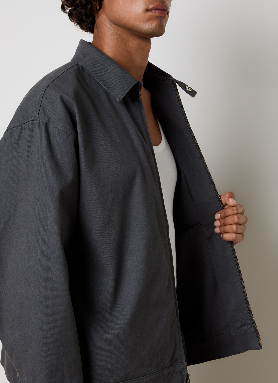 Fear of God Essentials Jack met steekzakken - detail 3 grijs