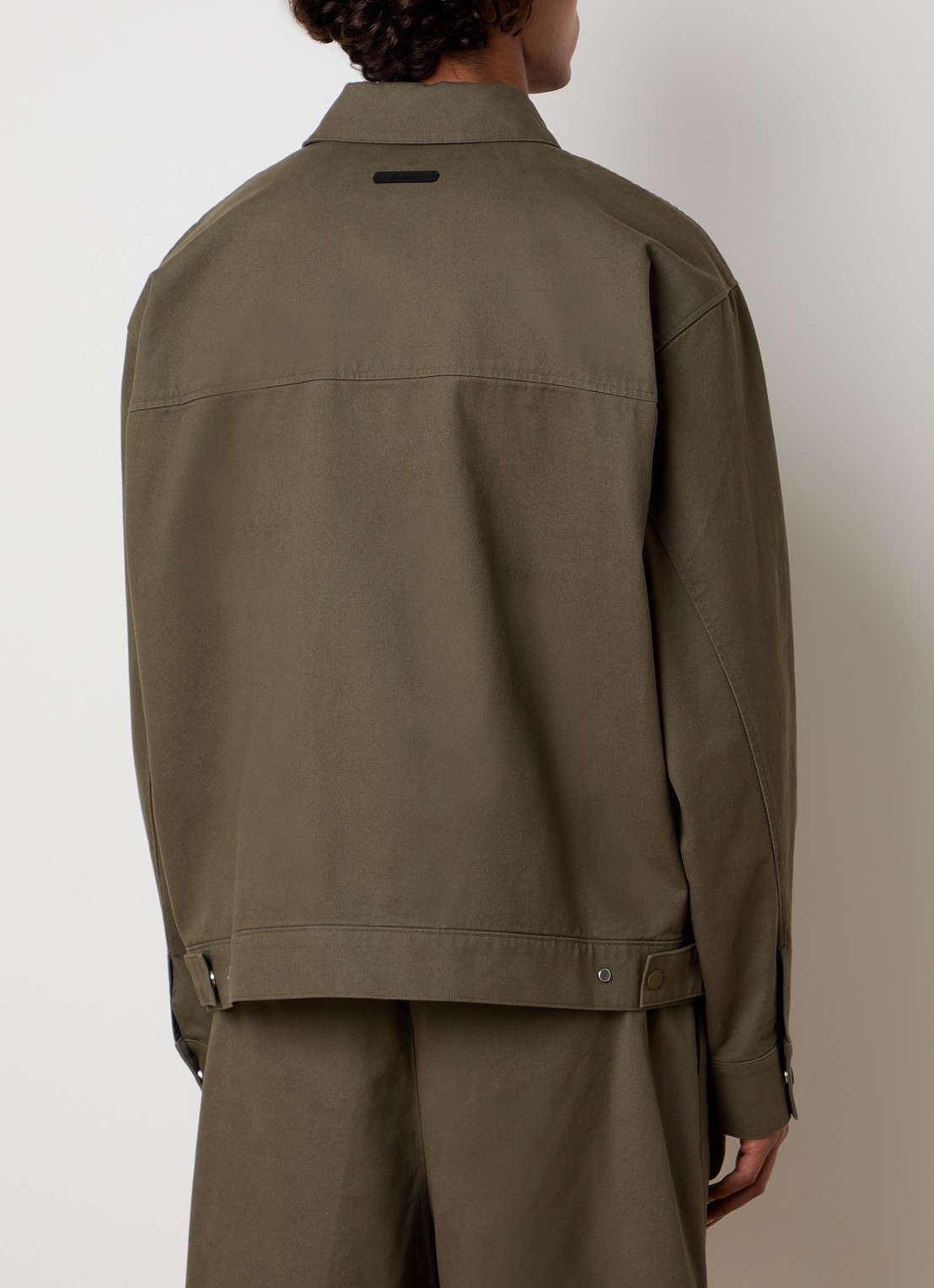 Fear of God Essentials Jack met steekzakken - achterkant 3 bronsgroen