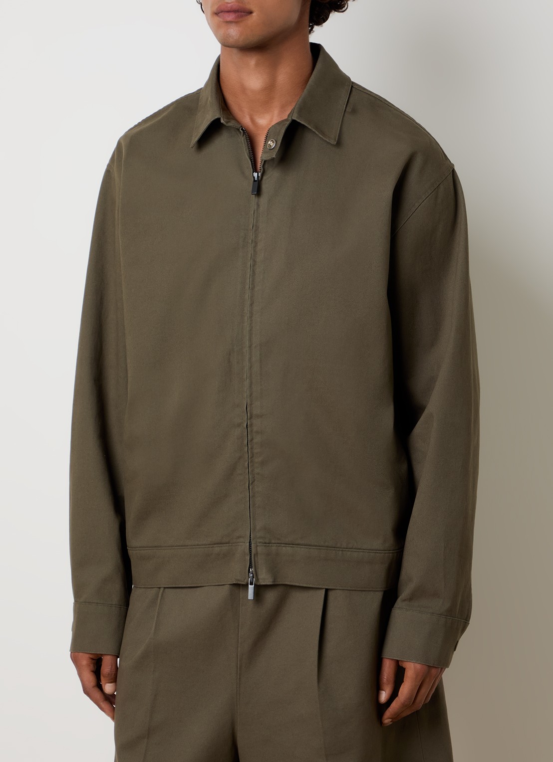 Fear of God Essentials Jack met steekzakken - detail 4 bronsgroen