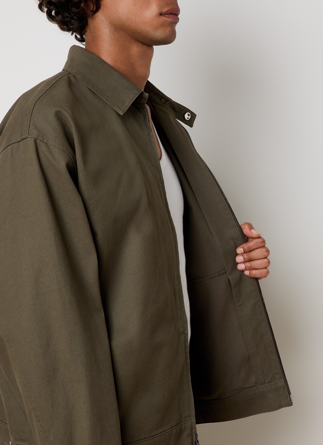 Fear of God Essentials Jack met steekzakken - detail 5 bronsgroen