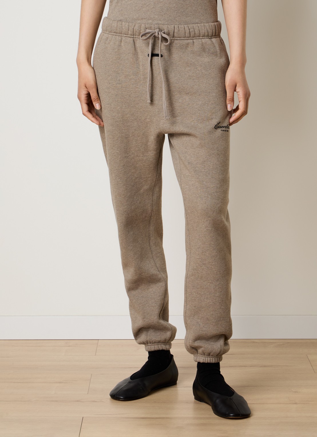 Fear of God Essentials Low waist tapered fit joggingbroek met logo - detail zand
