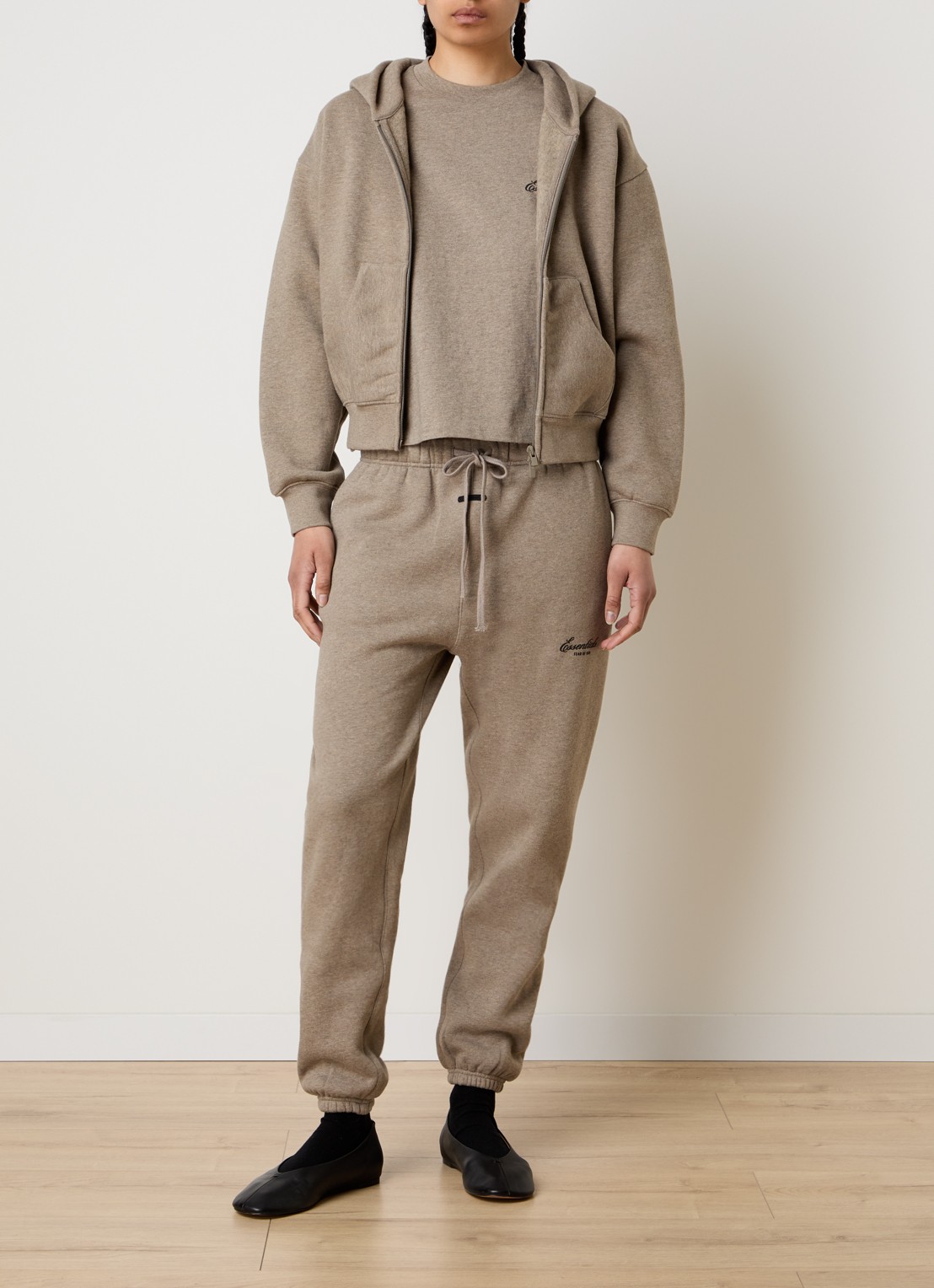 Fear of God Essentials Low waist tapered fit joggingbroek met logo - voorkant 5 zand