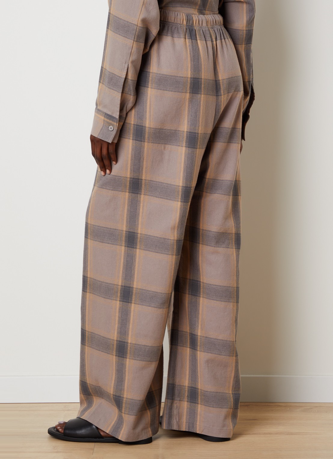Fear of God Essentials Mid waist flared fit lounge joggingbroek met ruitdessin - achterkant 5 donkerbeige