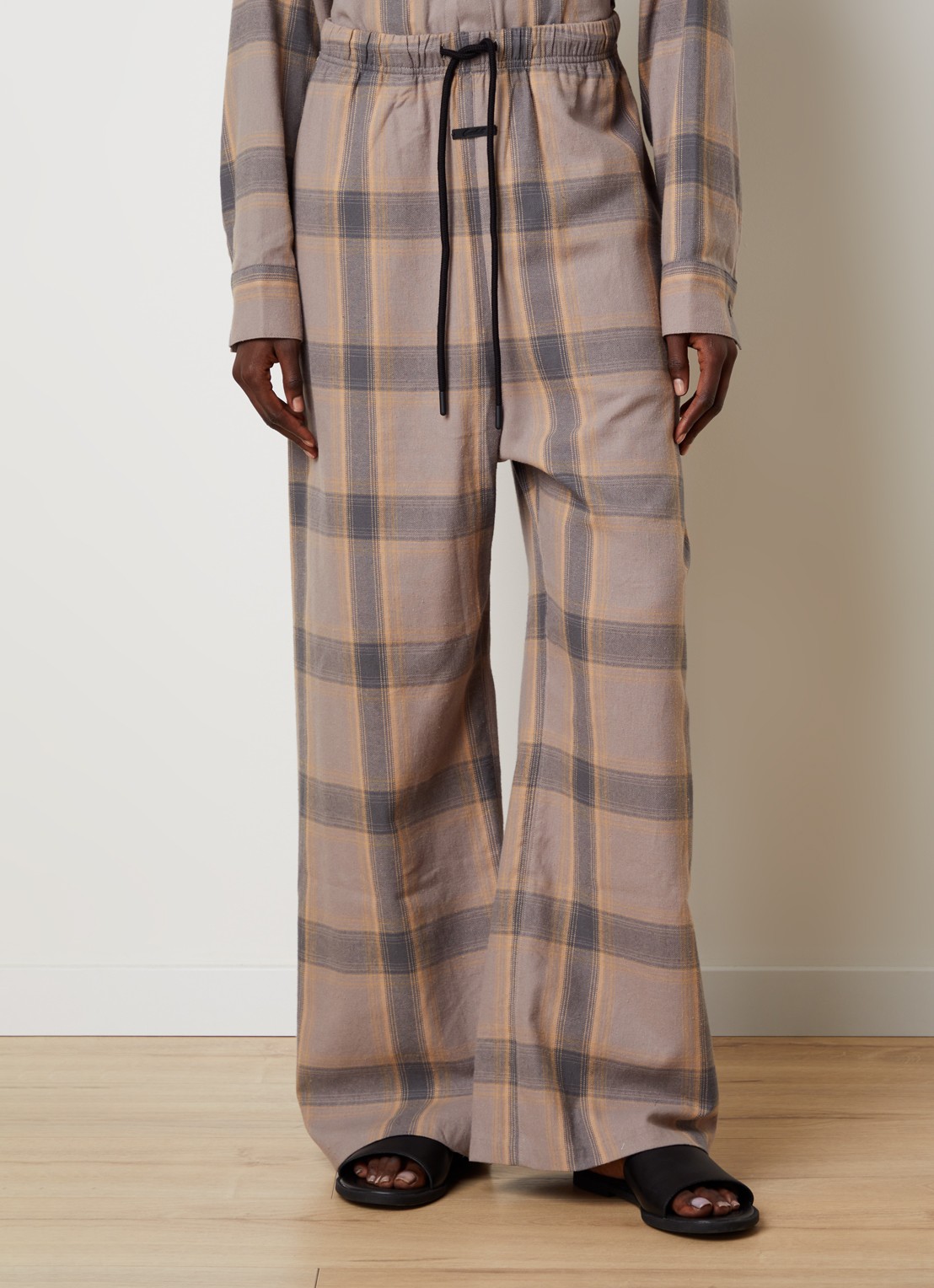 Fear of God Essentials Mid waist flared fit lounge joggingbroek met ruitdessin - detail 3 donkerbeige