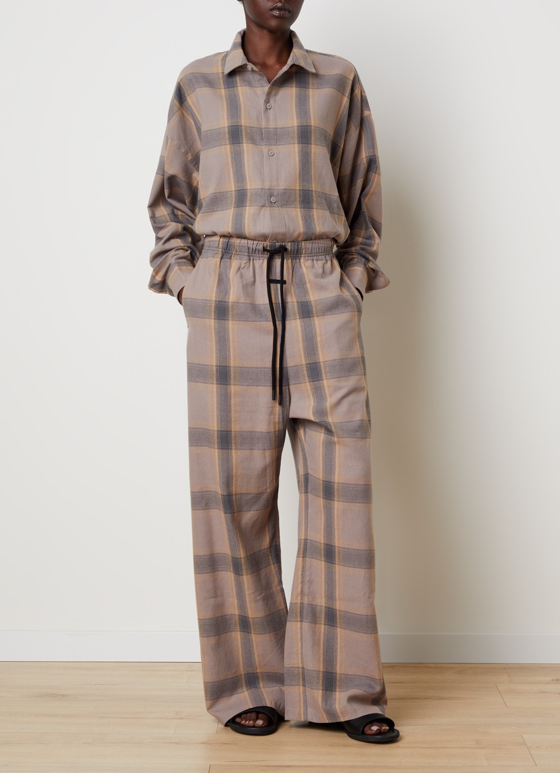Fear of God Essentials Mid waist flared fit lounge joggingbroek met ruitdessin - voorkant 2 donkerbeige