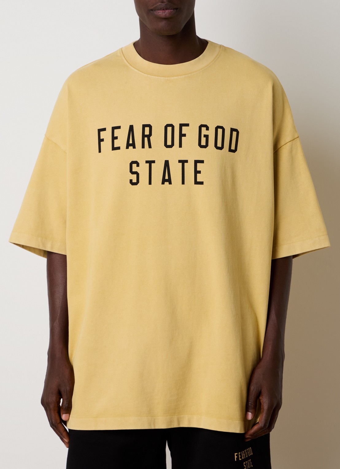Fear of God Essentials Oversized T-shirt met logoprint - detail 4 okergeel