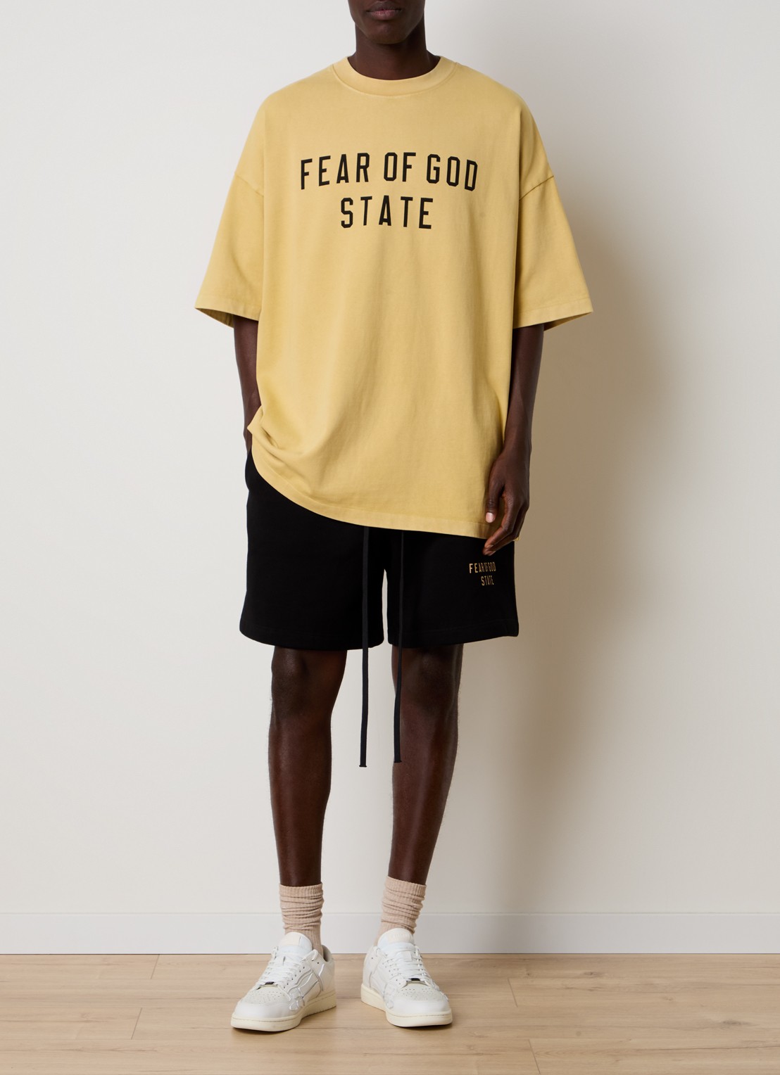 Fear of God Essentials Oversized T-shirt met logoprint - voorkant 3 okergeel
