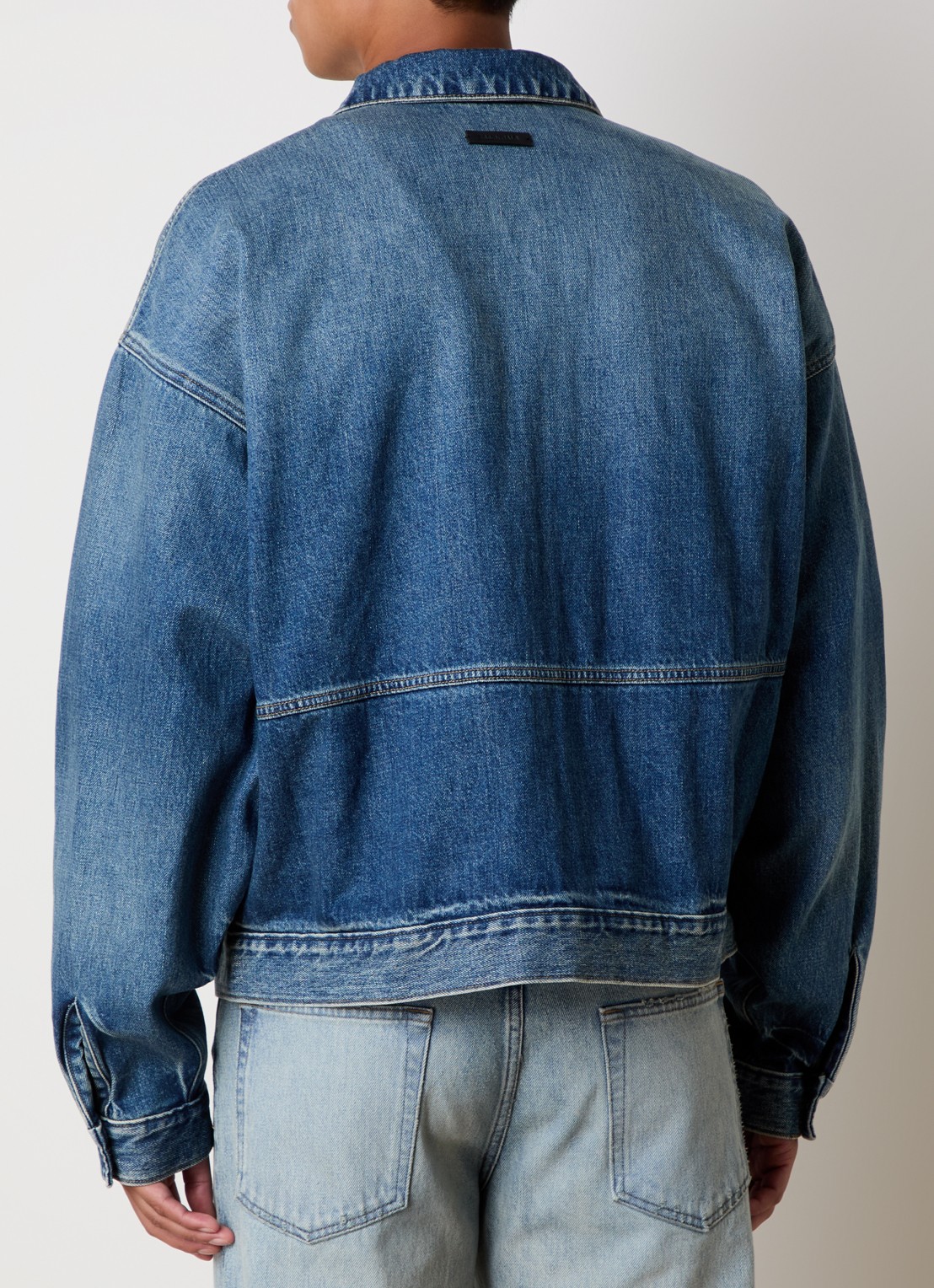 Fear of God Essentials Spijkerjas met steekzakken - achterkant indigo