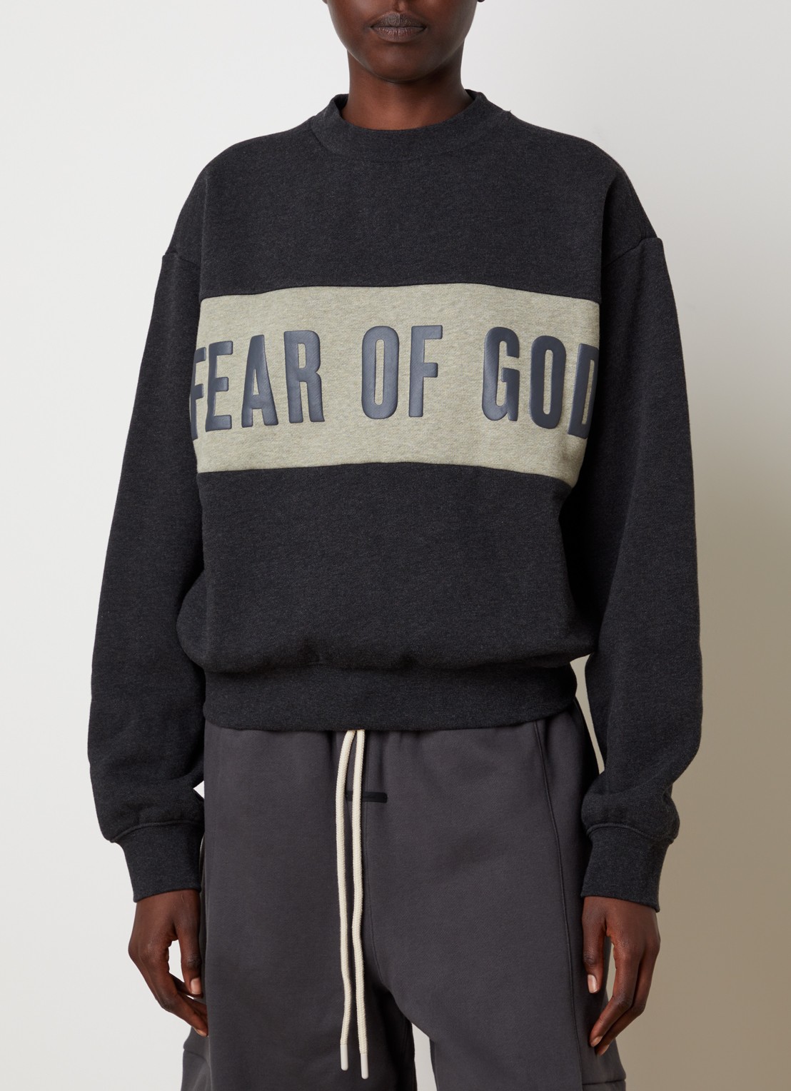 Fear of God Essentials Sweater met logo- en backprint - detail donkergrijs