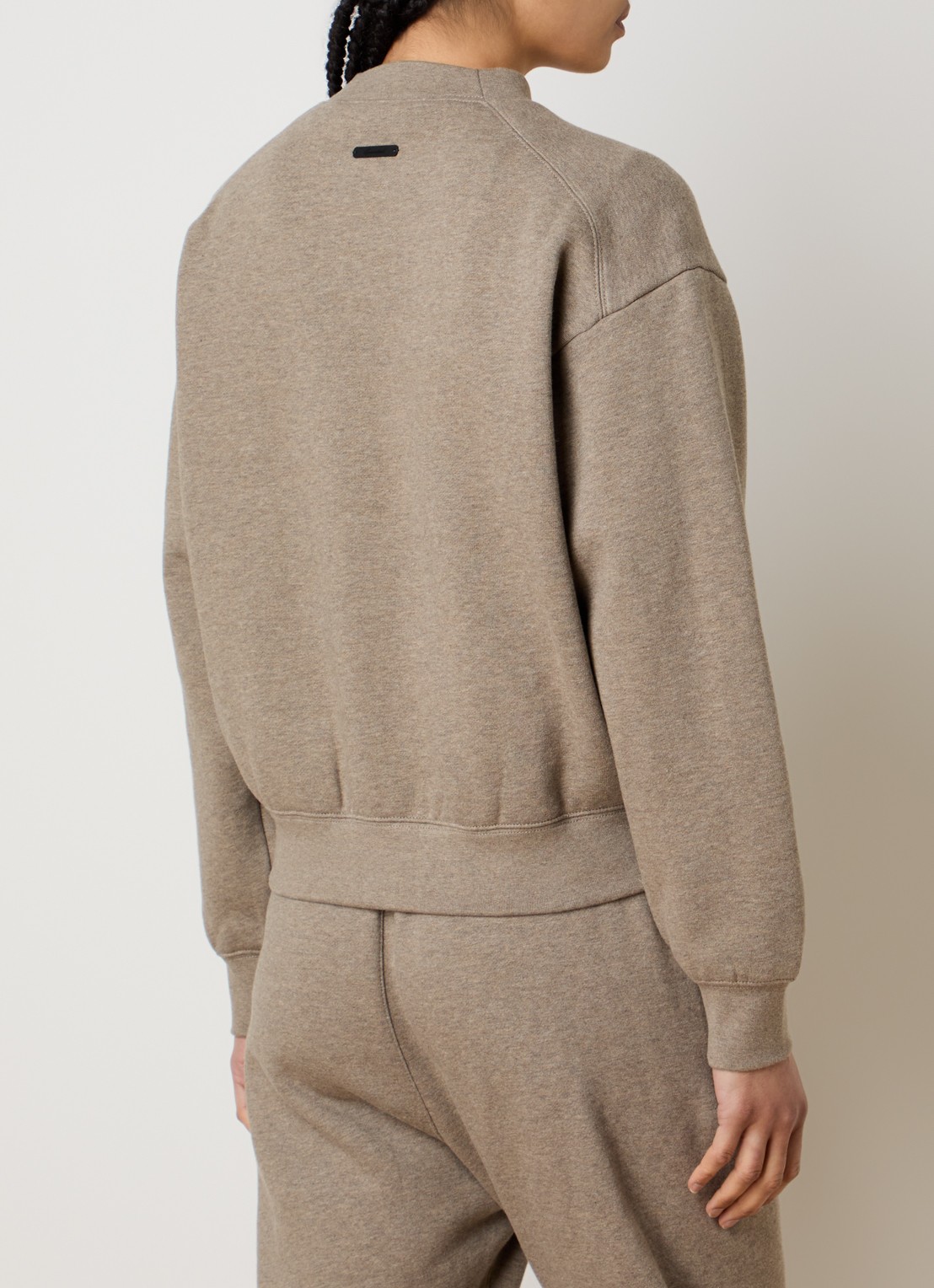 Fear of God Essentials Sweater met logo en ronde hals - achterkant zand