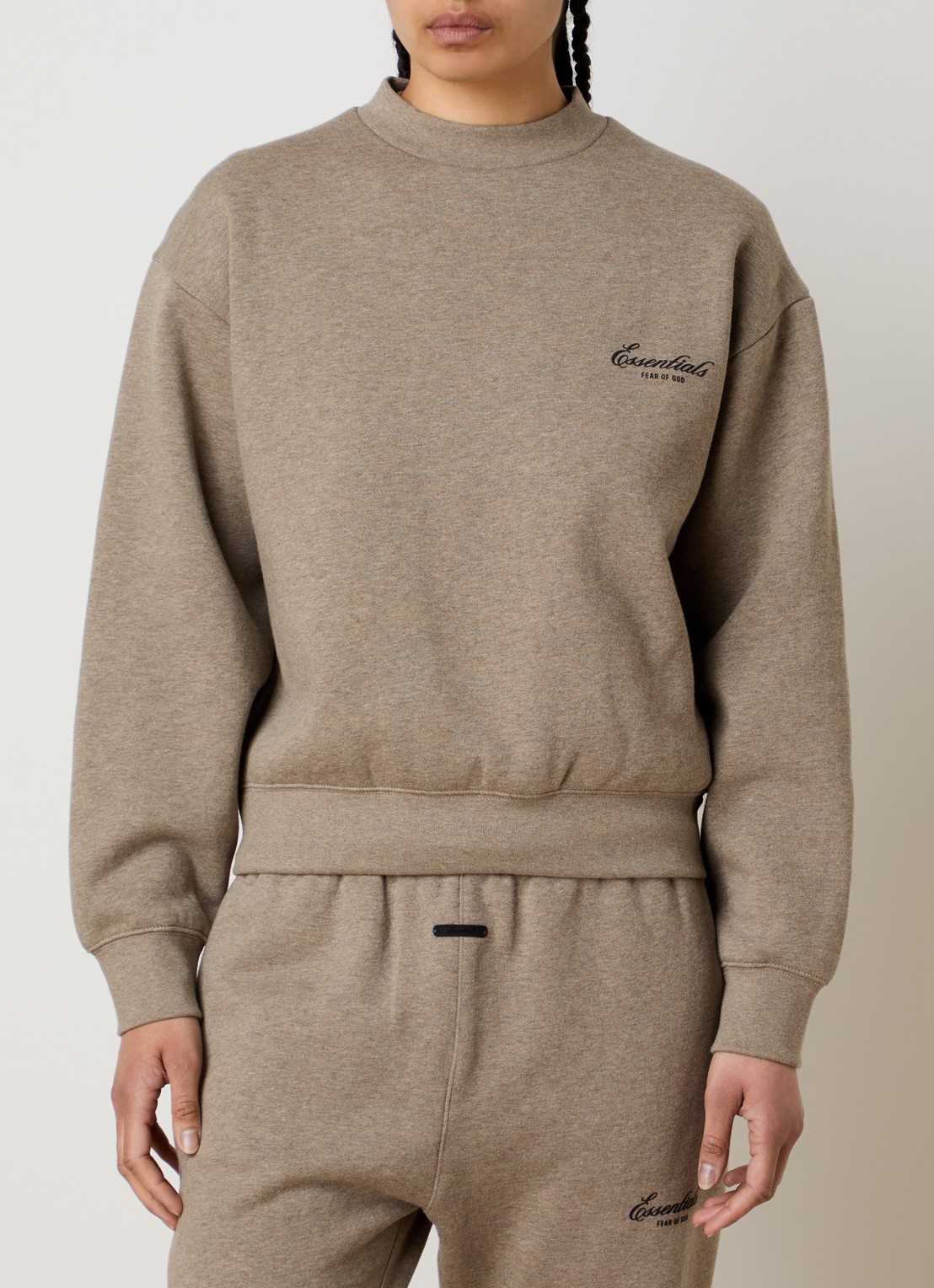 Fear of God Essentials Sweater met logo en ronde hals - detail 4 zand