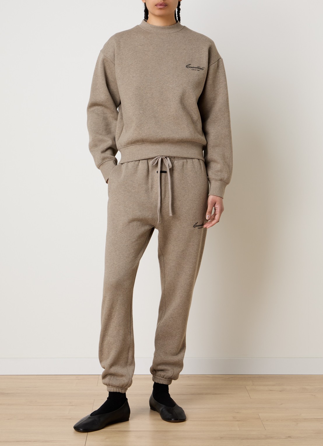 Fear of God Essentials Sweater met logo en ronde hals - voorkant 3 zand
