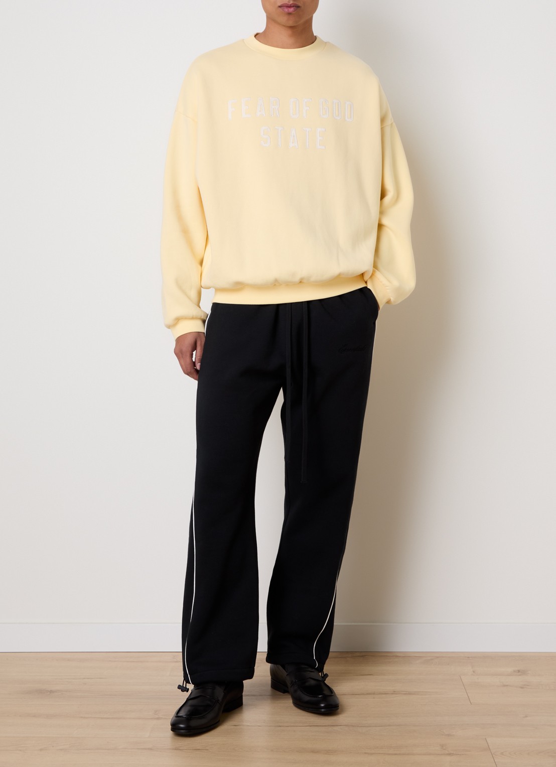 Fear of God Essentials Sweater met logoborduring - voorkant 5 lichtgeel