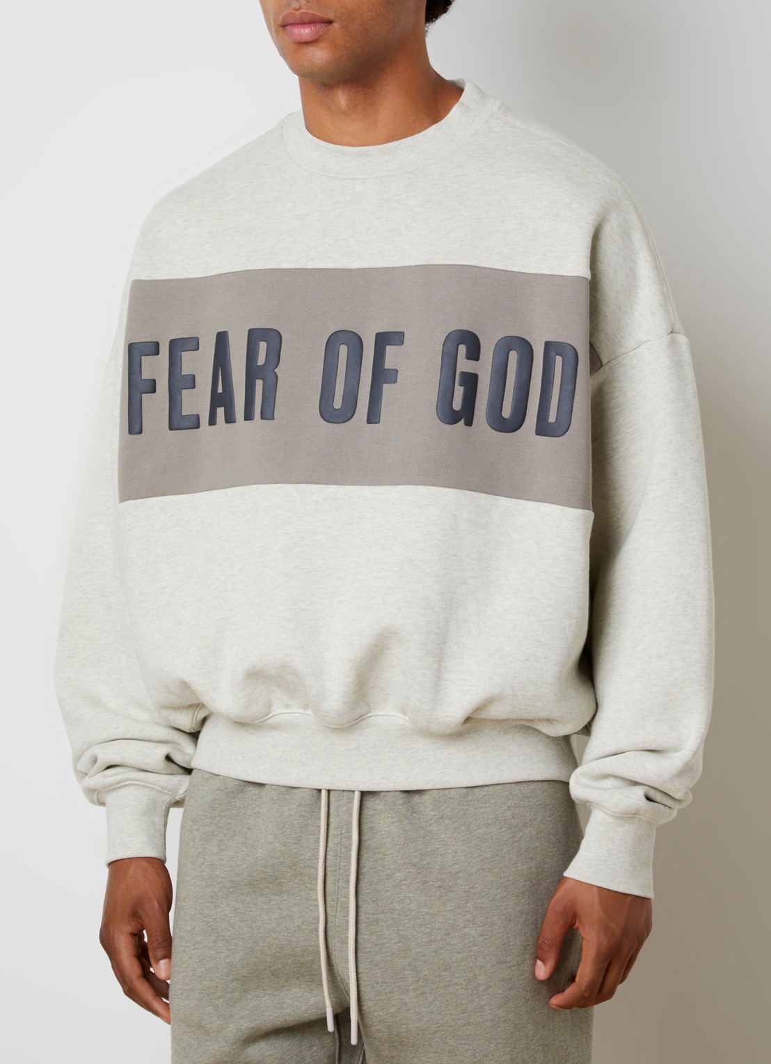 Fear of God Essentials Sweater met logoprint - detail 4 beige