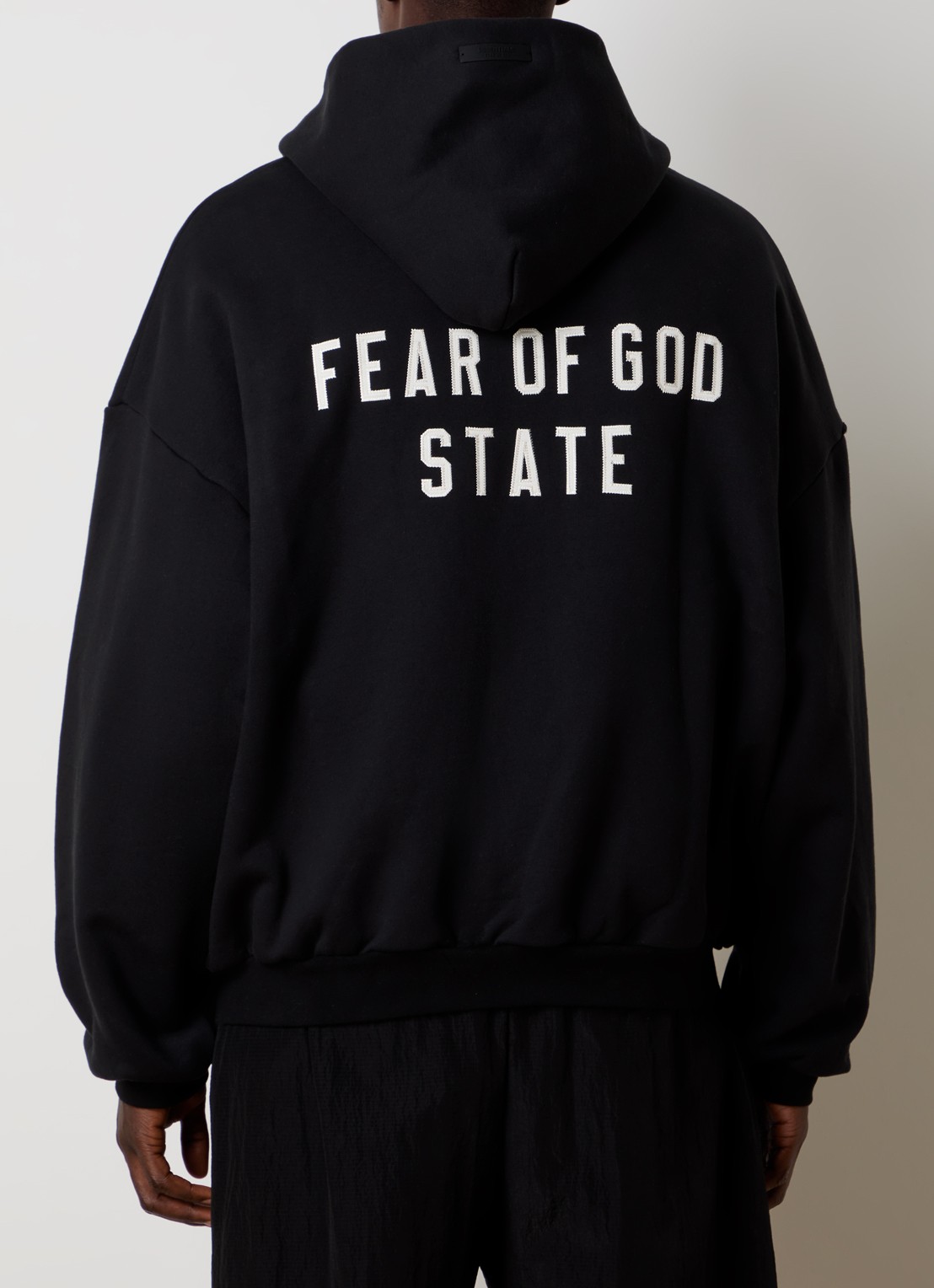 Fear of God Essentials Sweatvest met backprint en capuchon - detail zwart