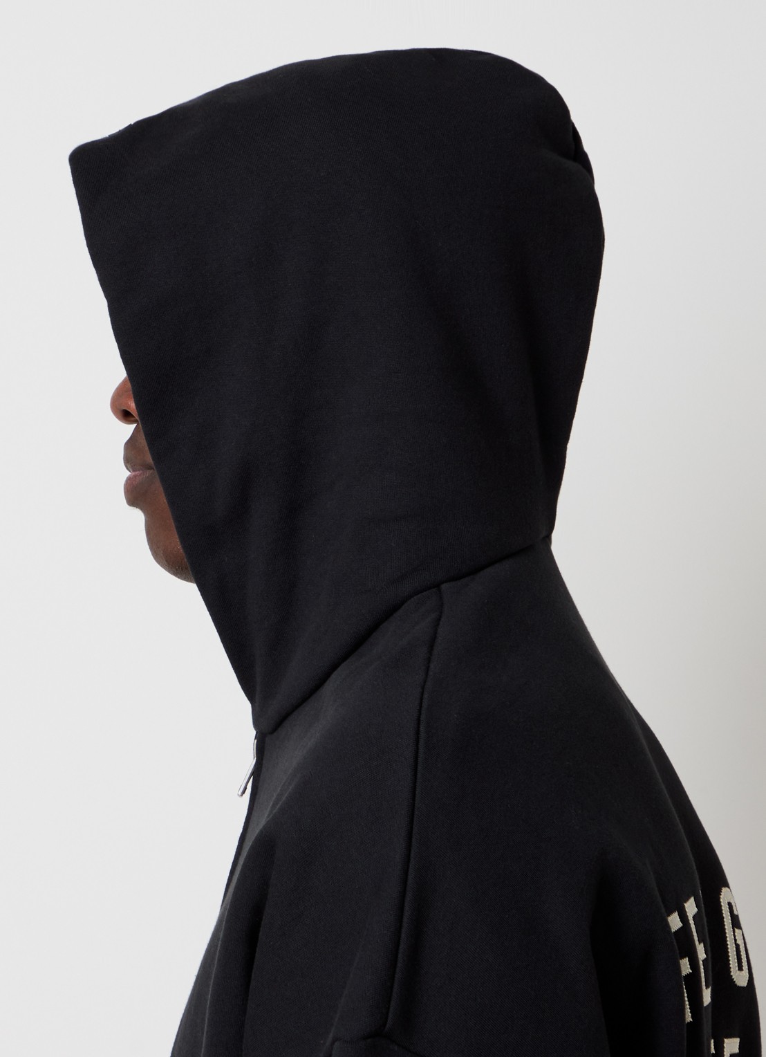 Fear of God Essentials Sweatvest met backprint en capuchon - detail 2 zwart