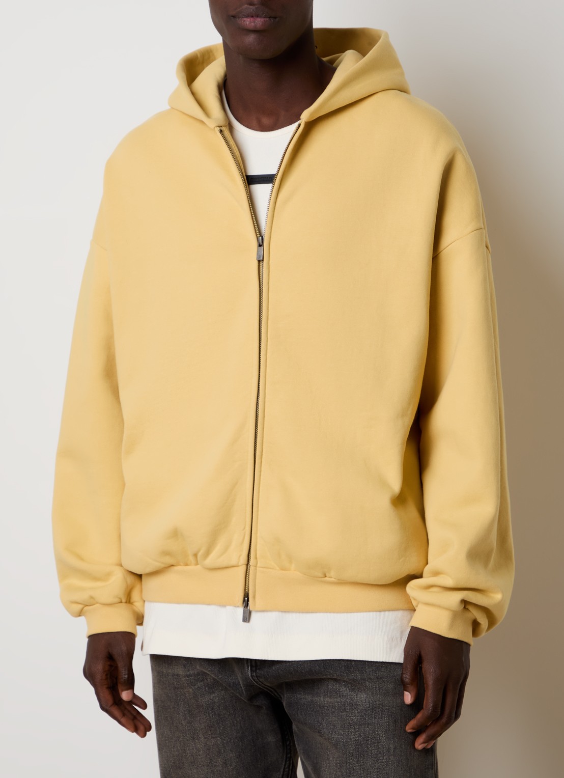Fear of God Essentials Sweatvest met backprint en capuchon - achterkant 3 okergeel