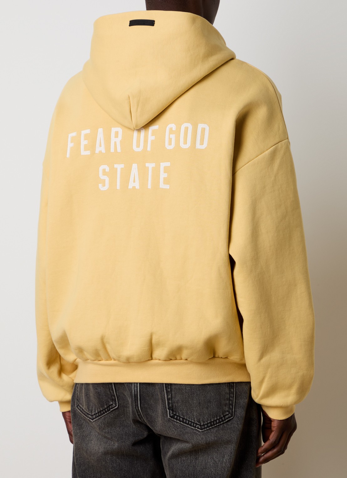 Fear of God Essentials Sweatvest met backprint en capuchon - detail 4 okergeel