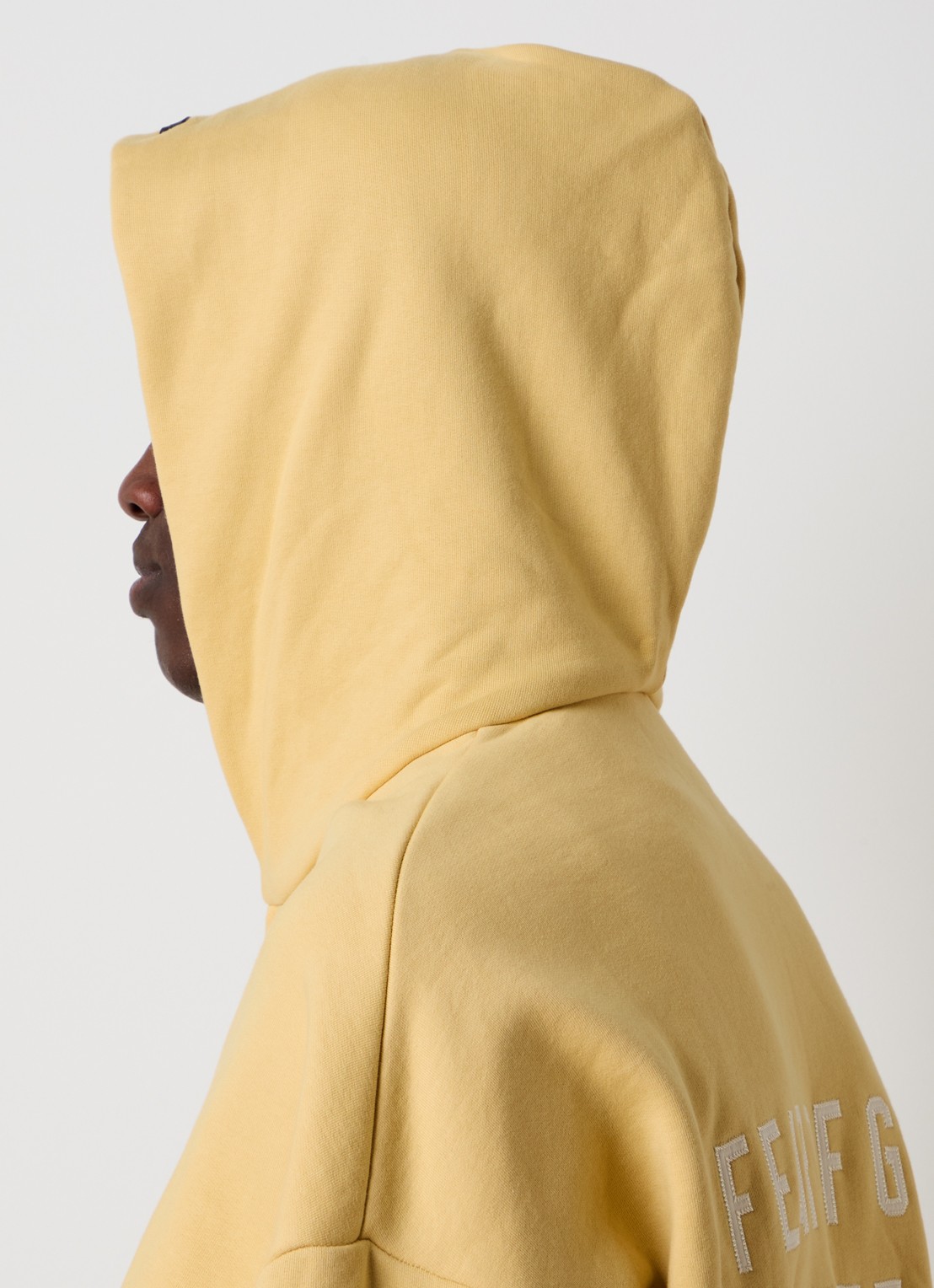 Fear of God Essentials Sweatvest met backprint en capuchon - detail 5 okergeel