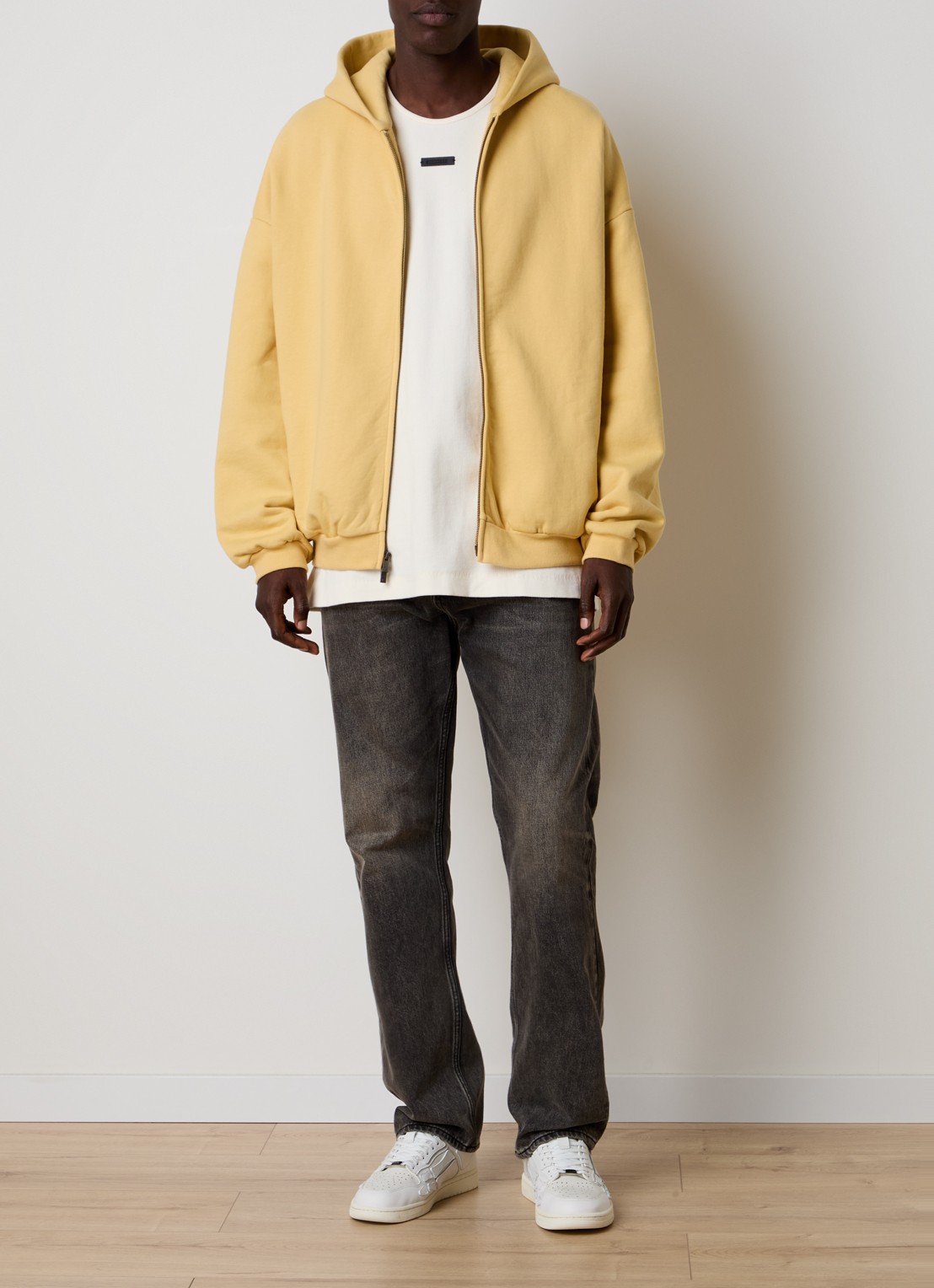 Fear of God Essentials Sweatvest met backprint en capuchon - voorkant 2 okergeel