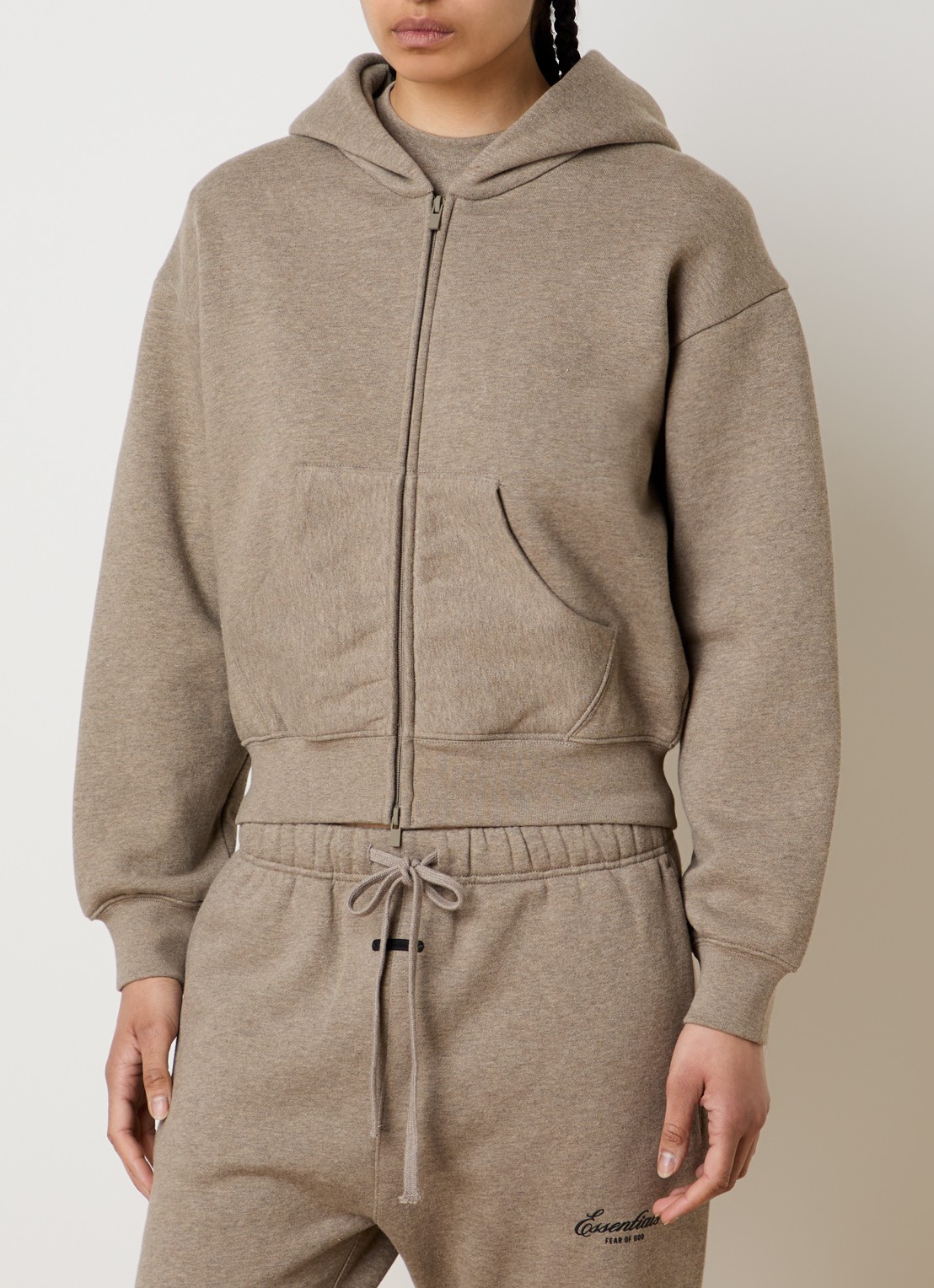 Fear of God Essentials Sweatvest met logo en steekzakken - achterkant zand