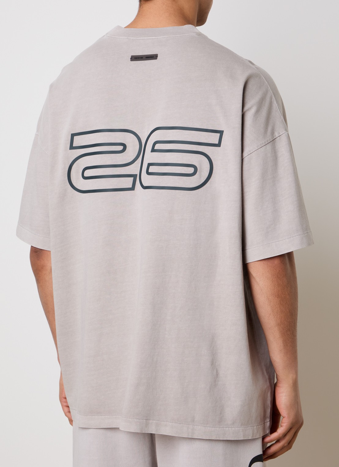 Fear of God Essentials T-shirt met front- en backprint - achterkant middengrijs