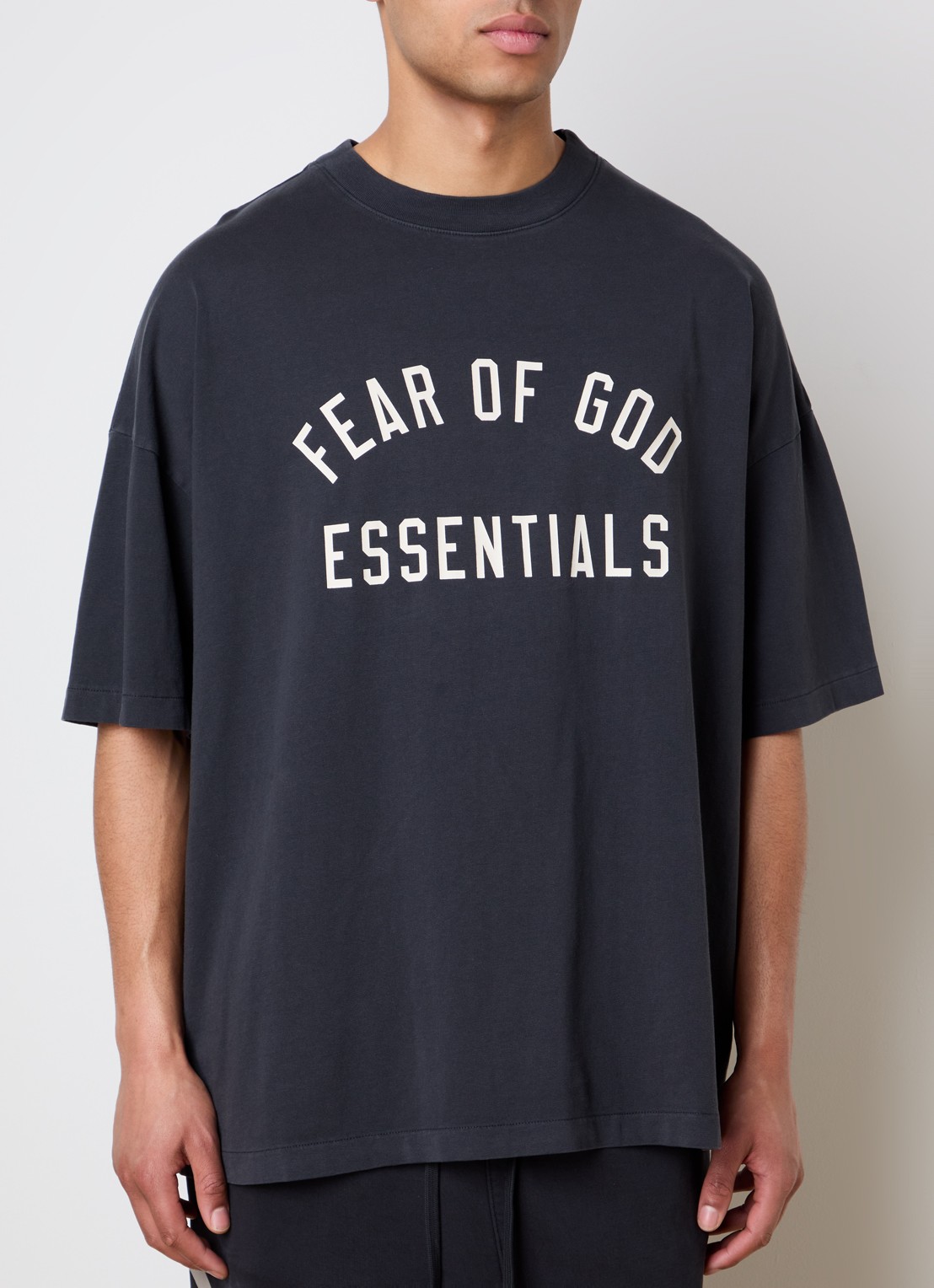 Fear of God Essentials T-shirt met logo- en backprint - detail antraciet