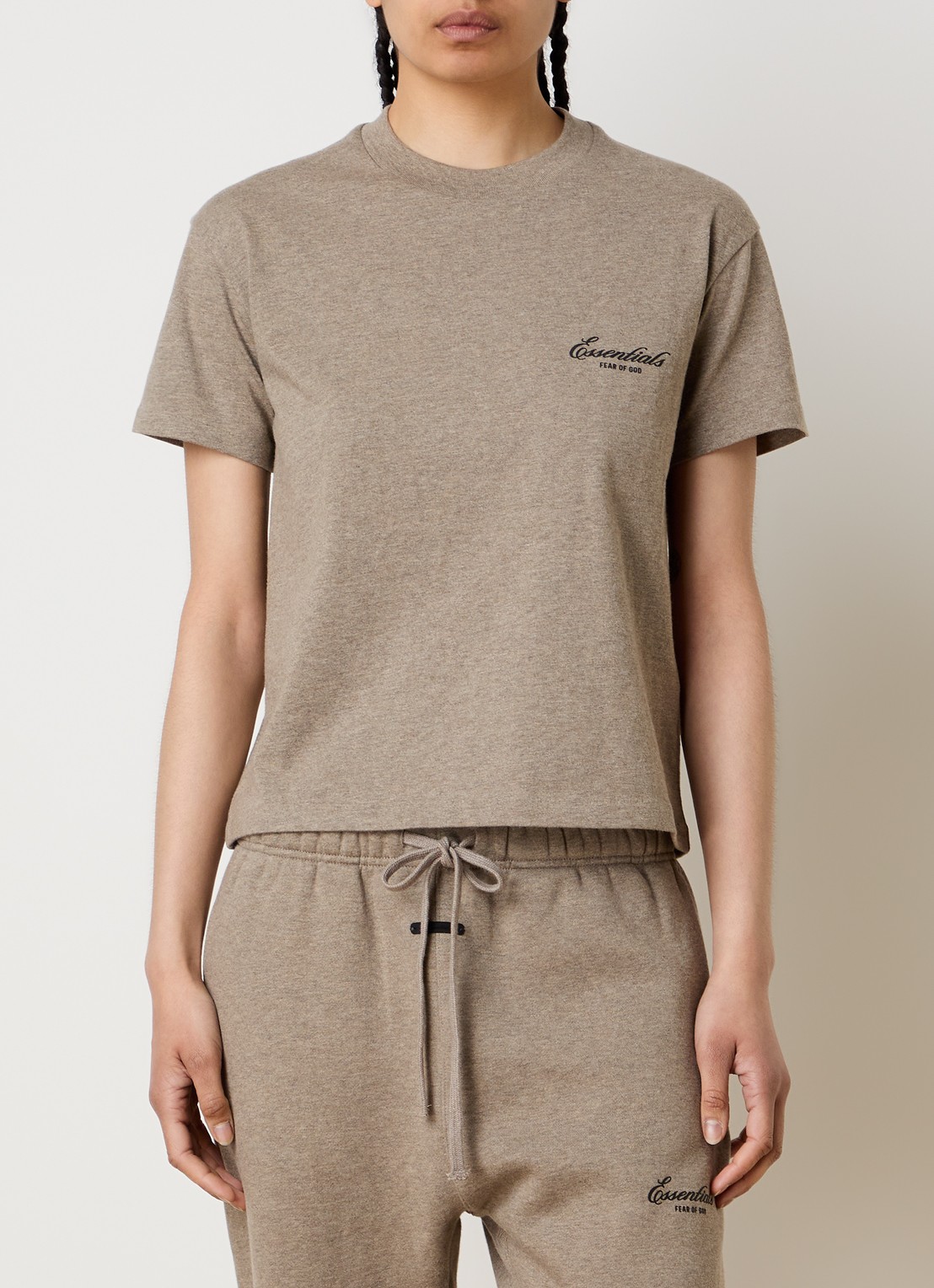 Fear of God Essentials T-shirt met logo en ronde hals - detail 2 zand