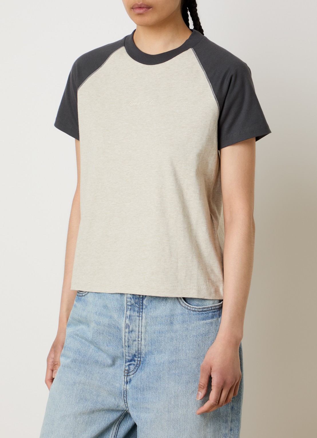Fear of God Essentials T-shirt met logo en ronde hals - detail 4 antraciet